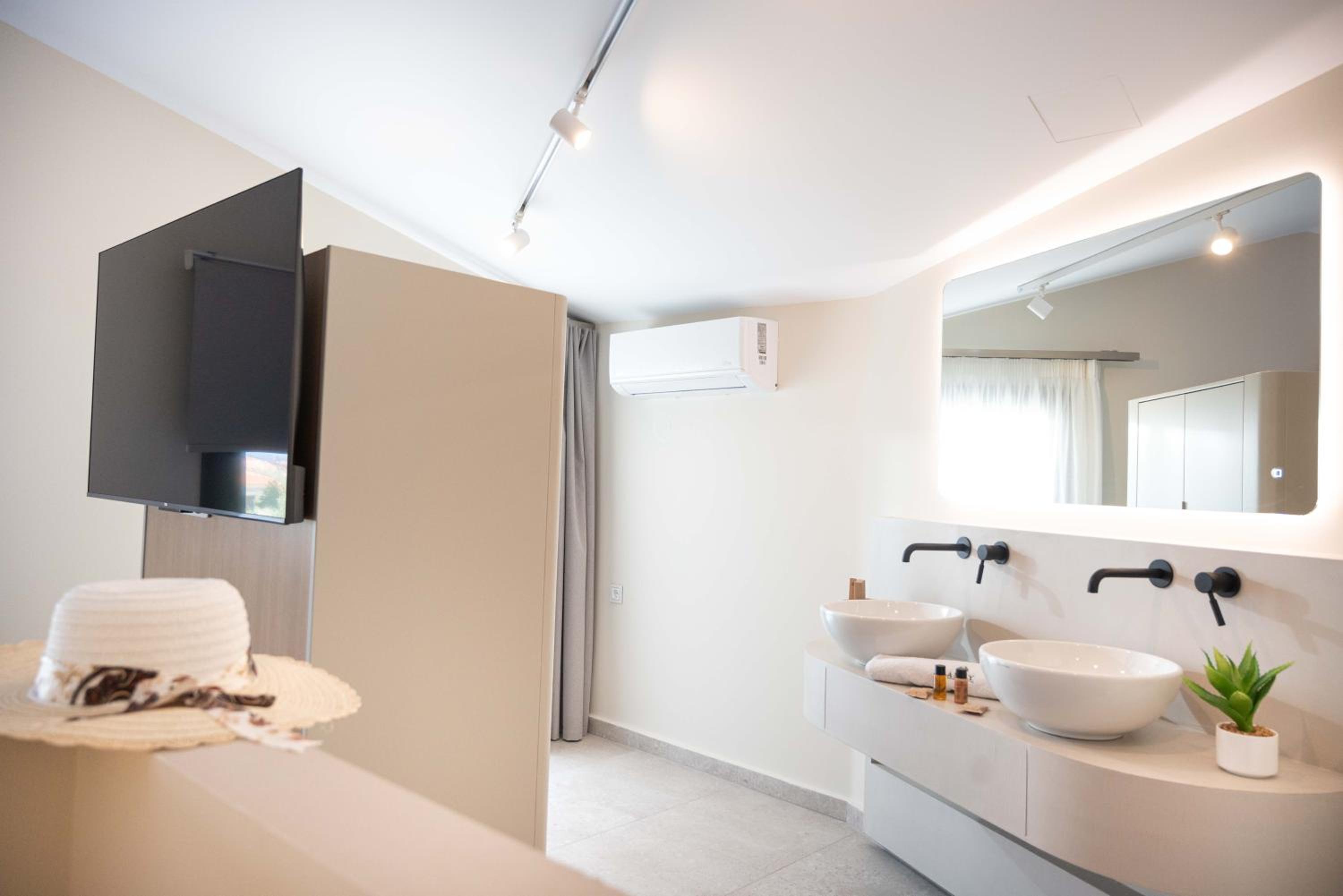 Epitome Suite - Photo 25