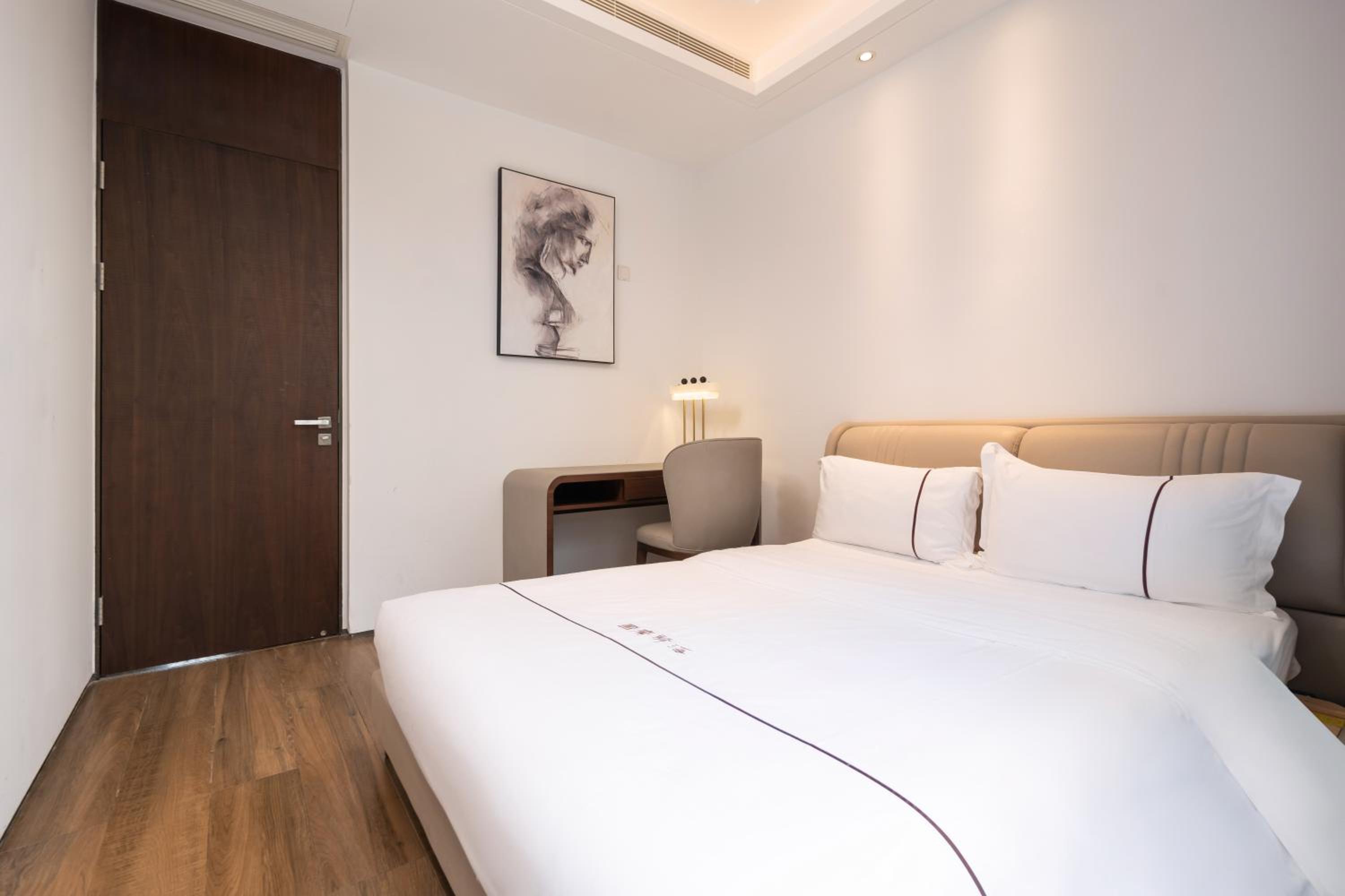 Three-Bedroom Suite with Garden View - Photo 12