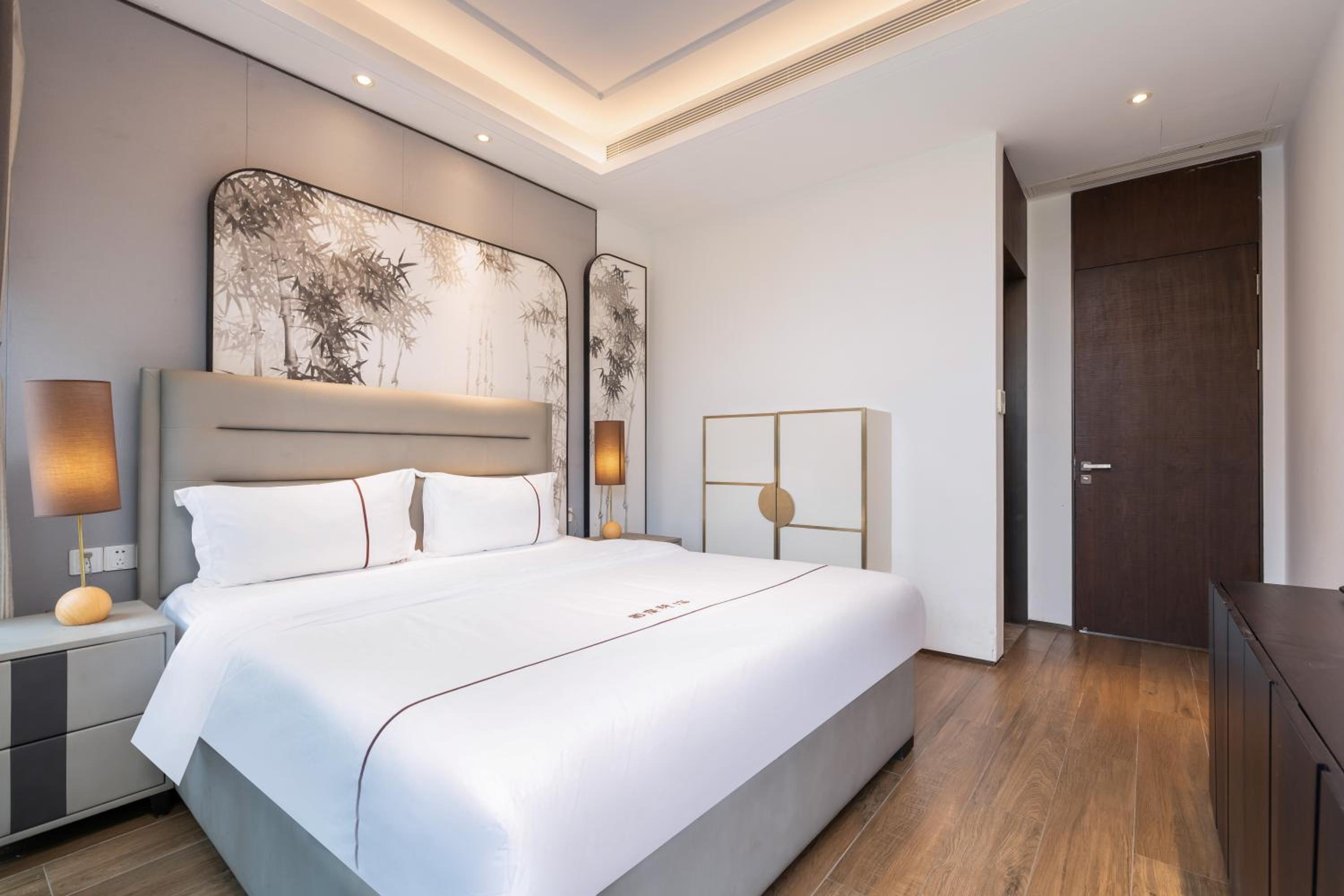 Three-Bedroom Suite with Garden View - Photo 11