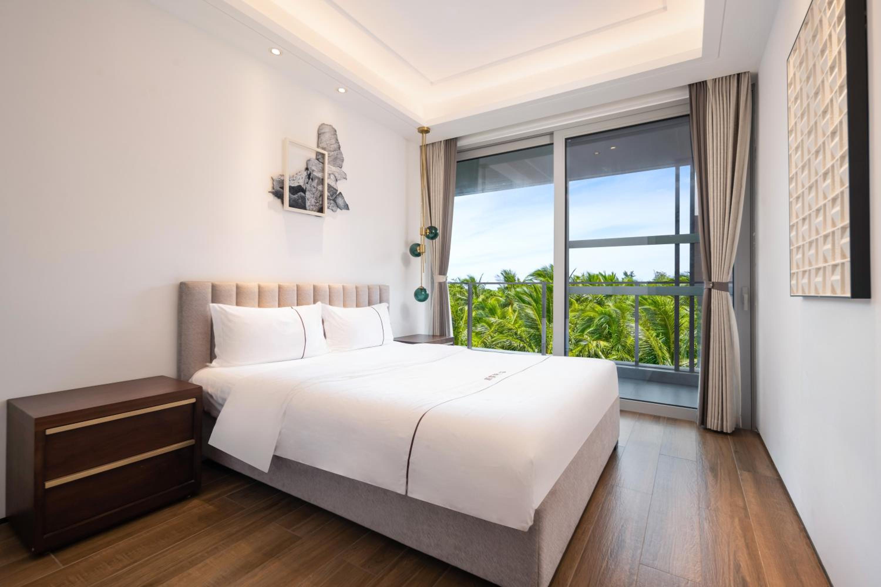 Three-Bedroom Suite with Garden View - Photo 7