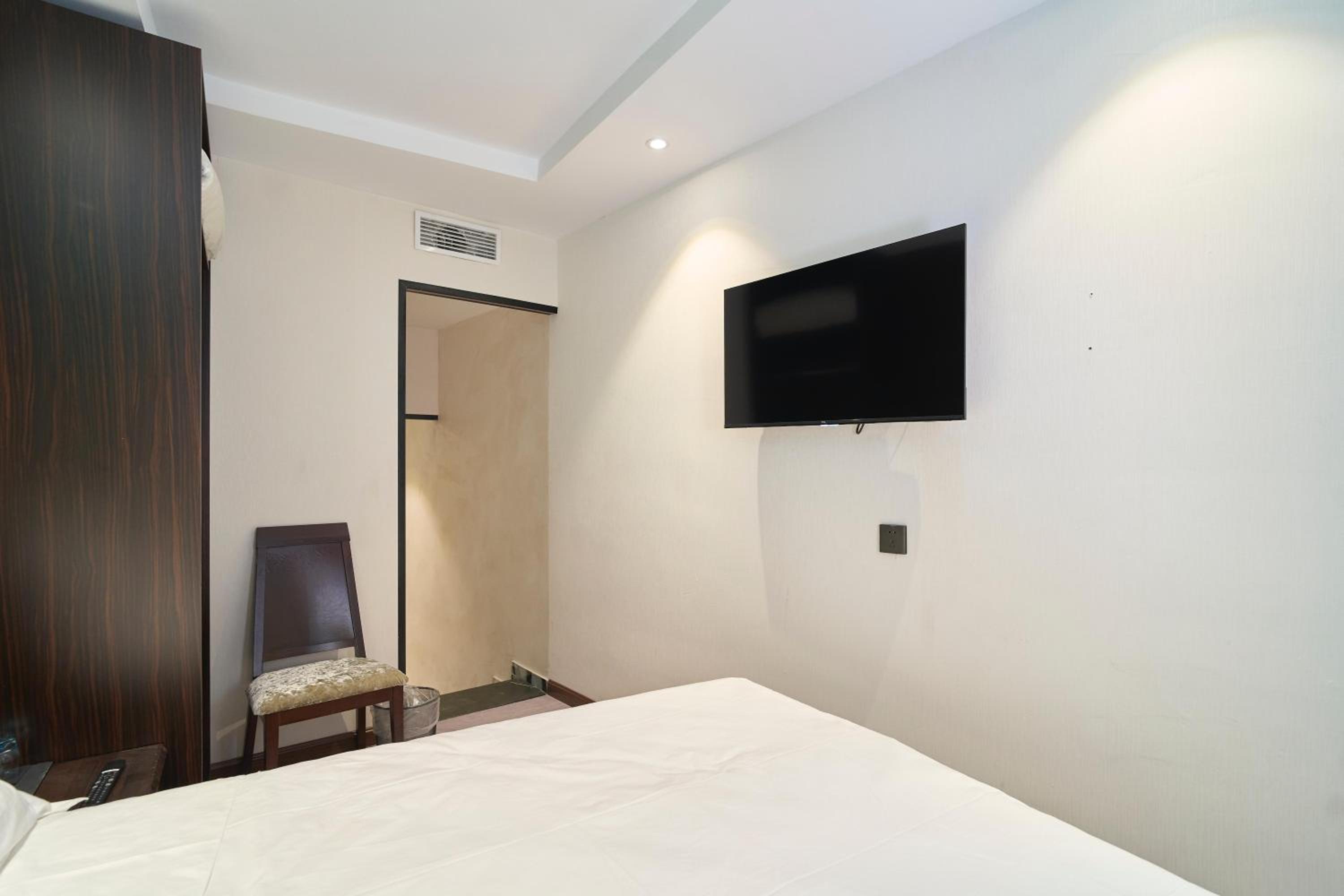 Double Room with Private Bathroom photo 2