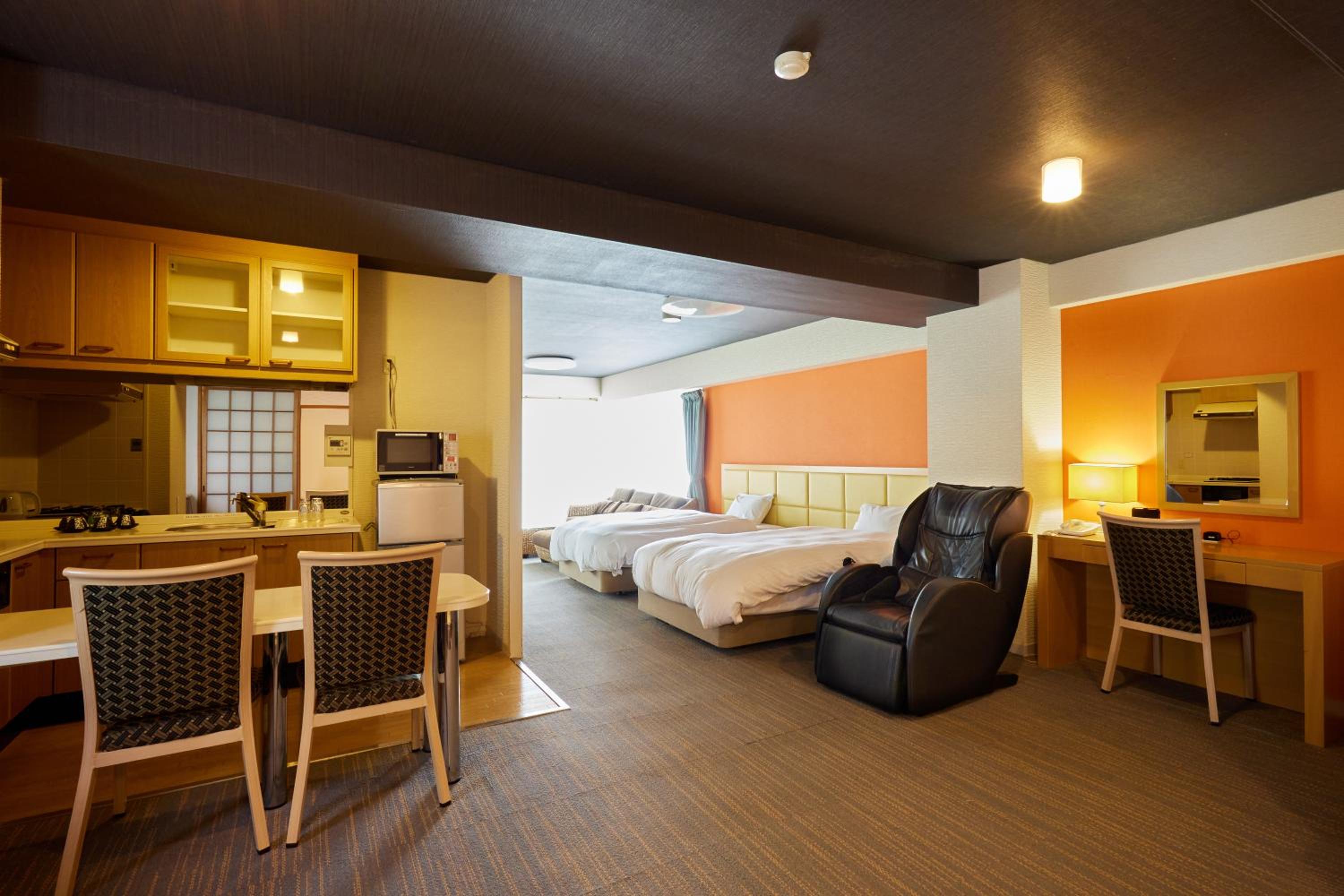 85m2 Western Japanese room with 4 Single Beds - No pets photo 2