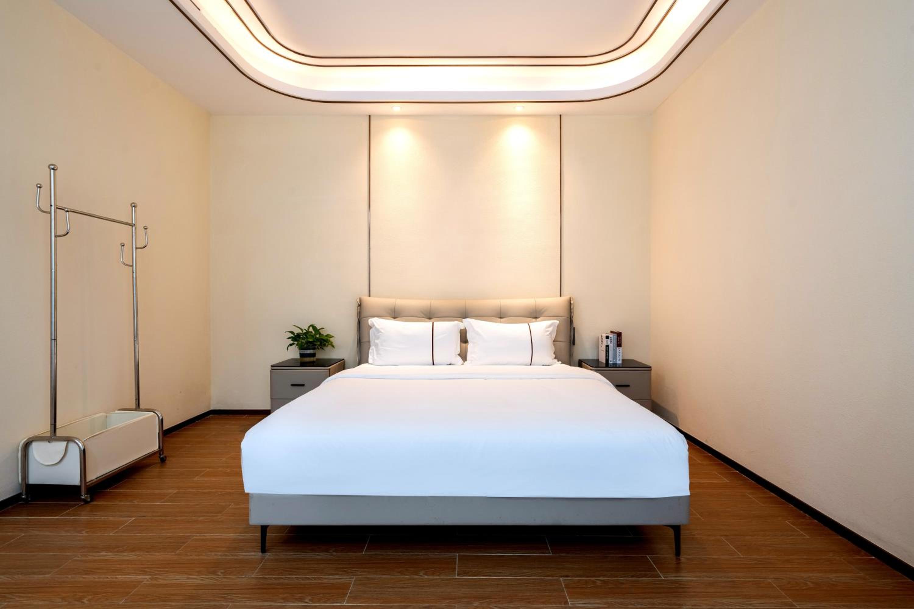 Four-Bedroom Villa with Private Pool - Photo 24