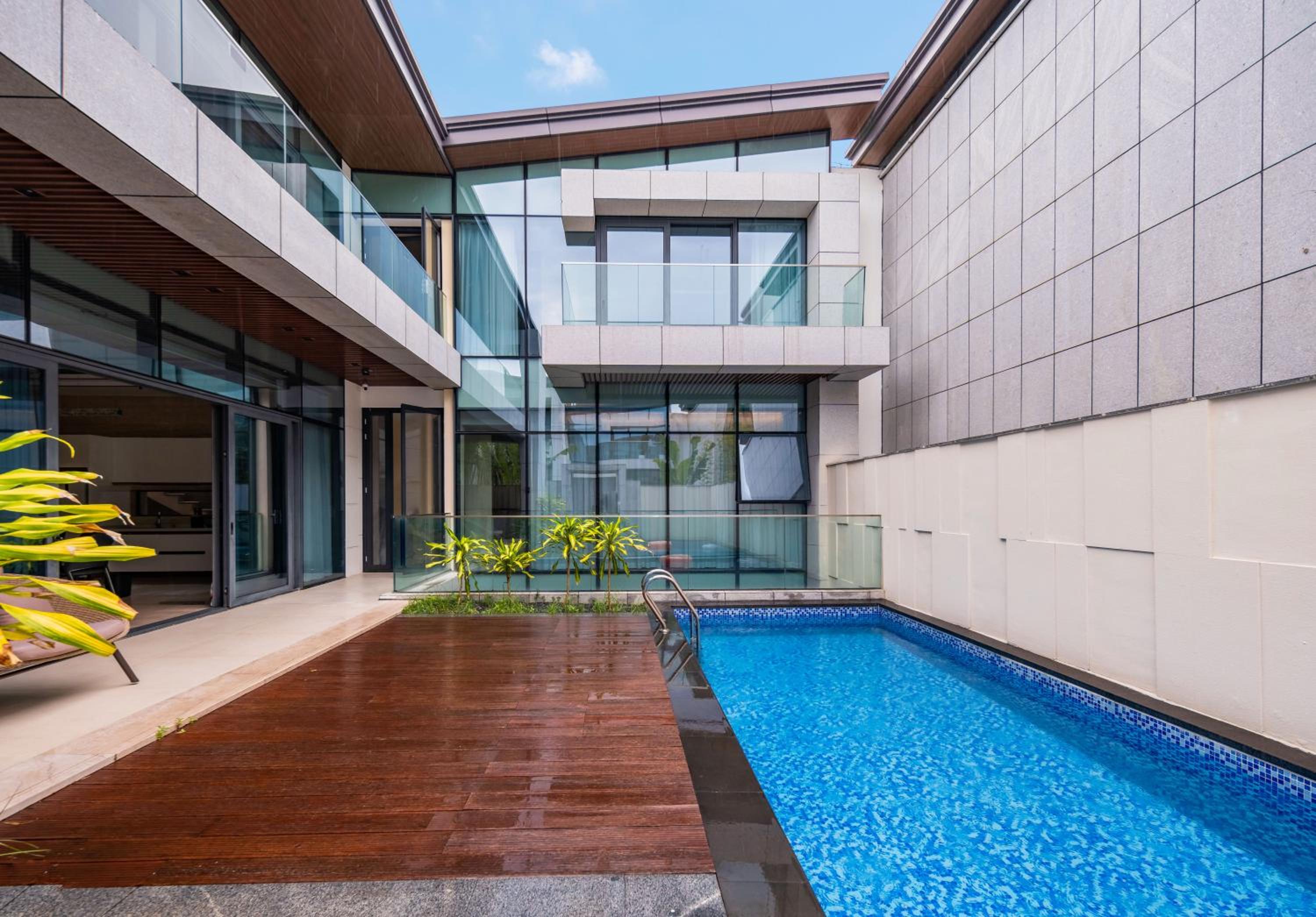 Four-Bedroom Villa with Private Pool - Photo 2