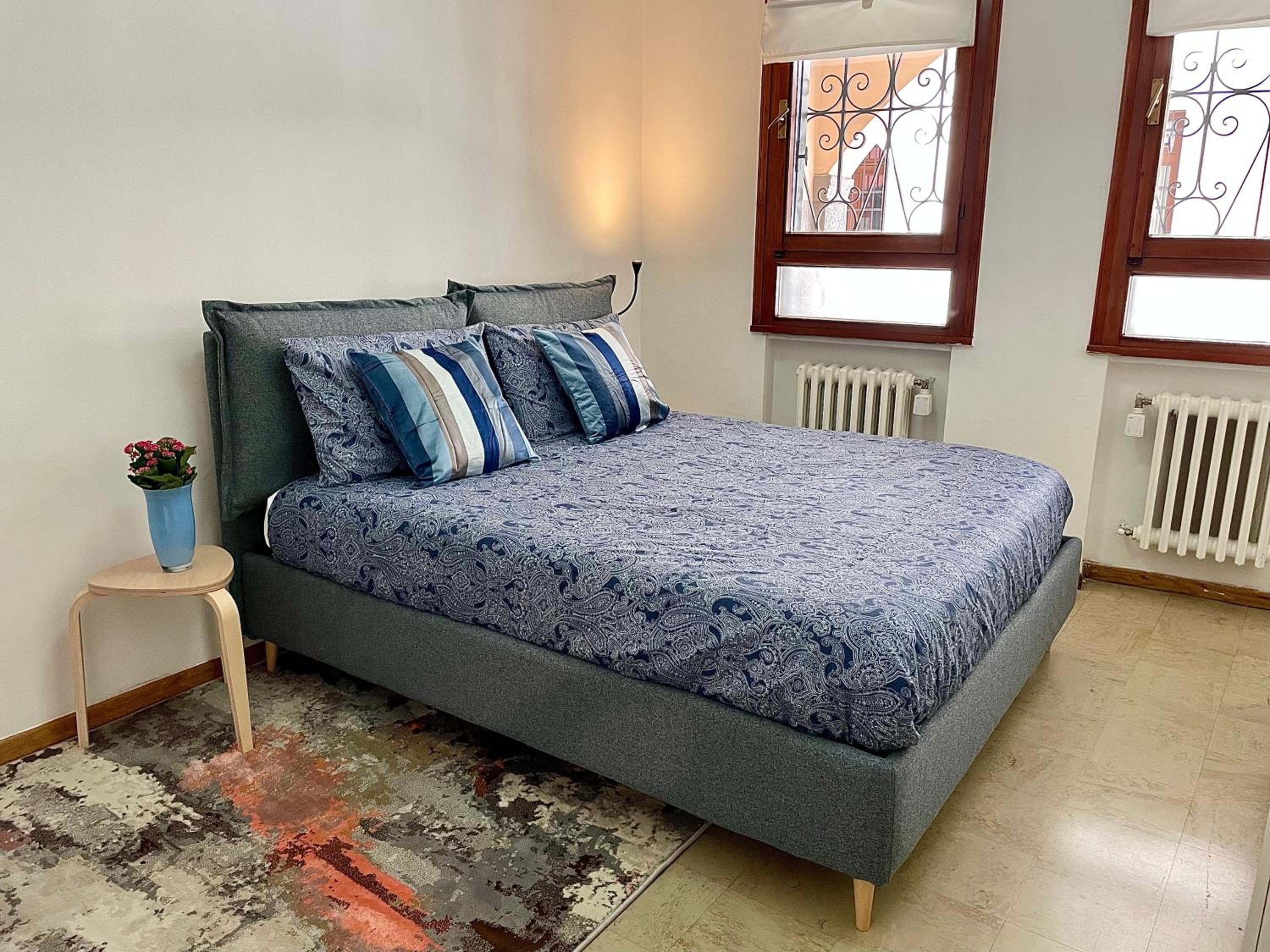 One-Bedroom Loft Apartment With One Queen Bed