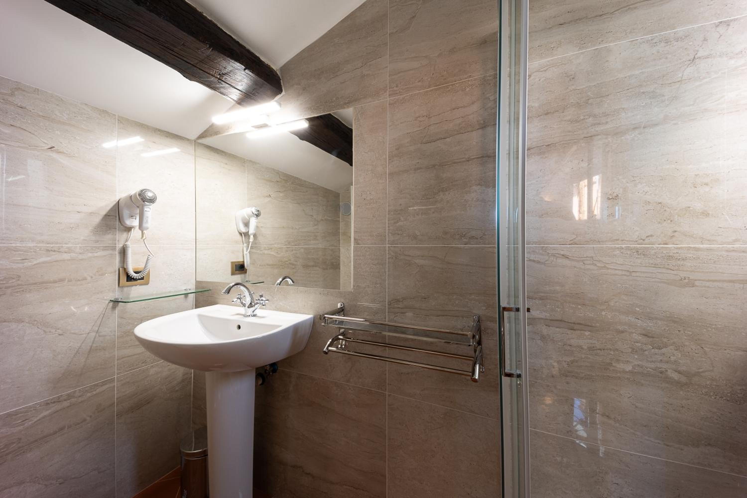 Large Double Room photo 3