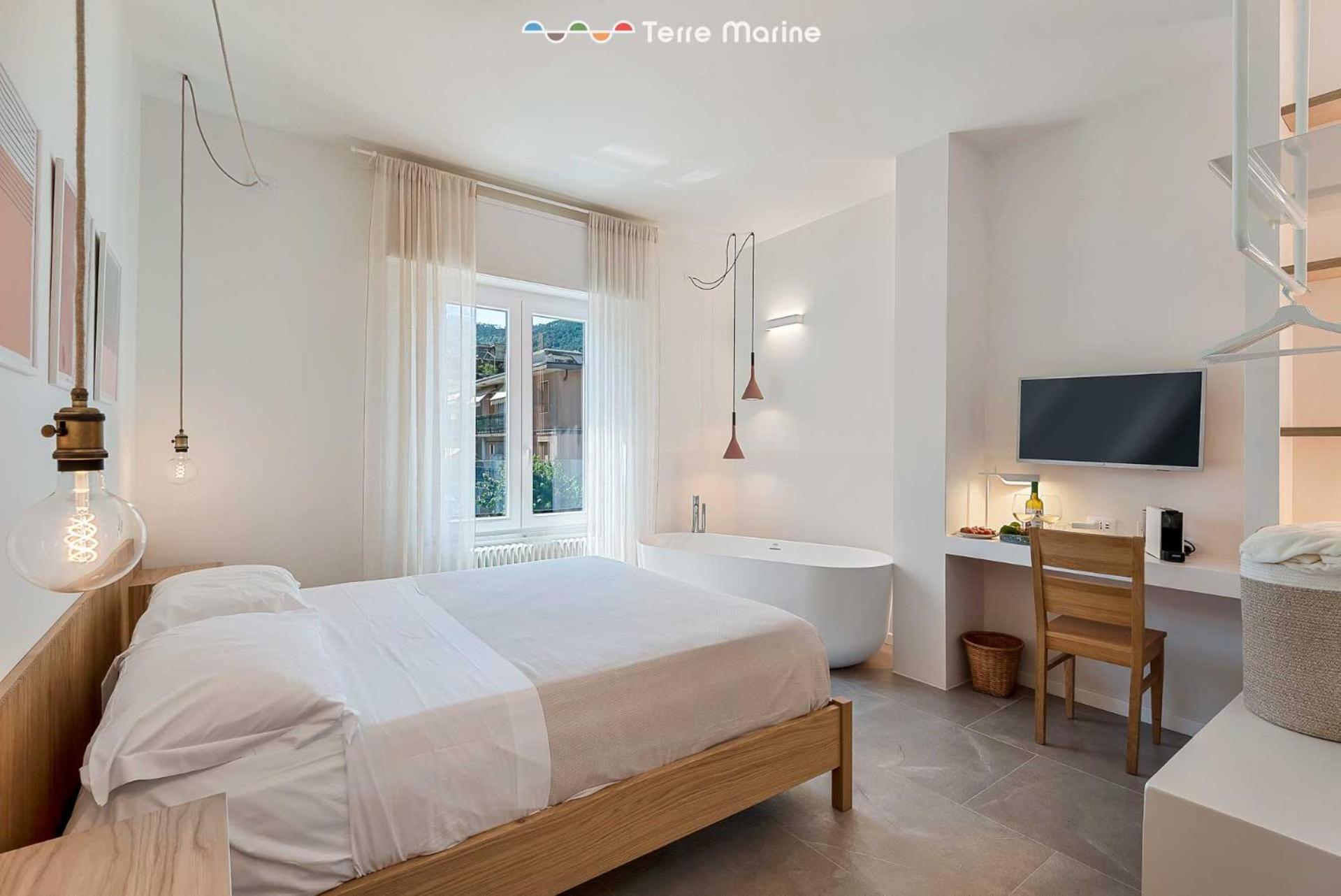 Deluxe Double Room With Bath photo 2