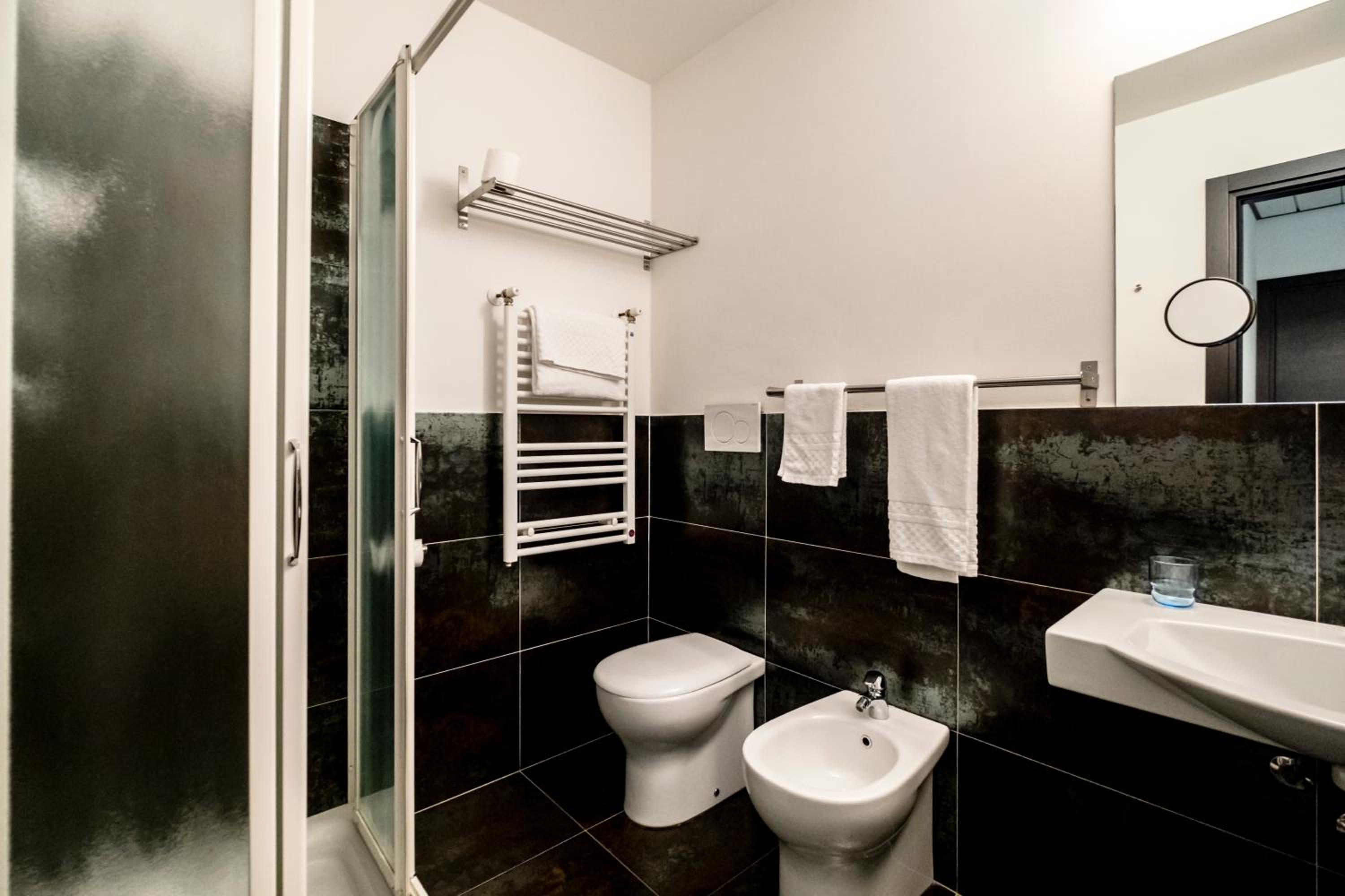 Economy Double Room - Photo 9