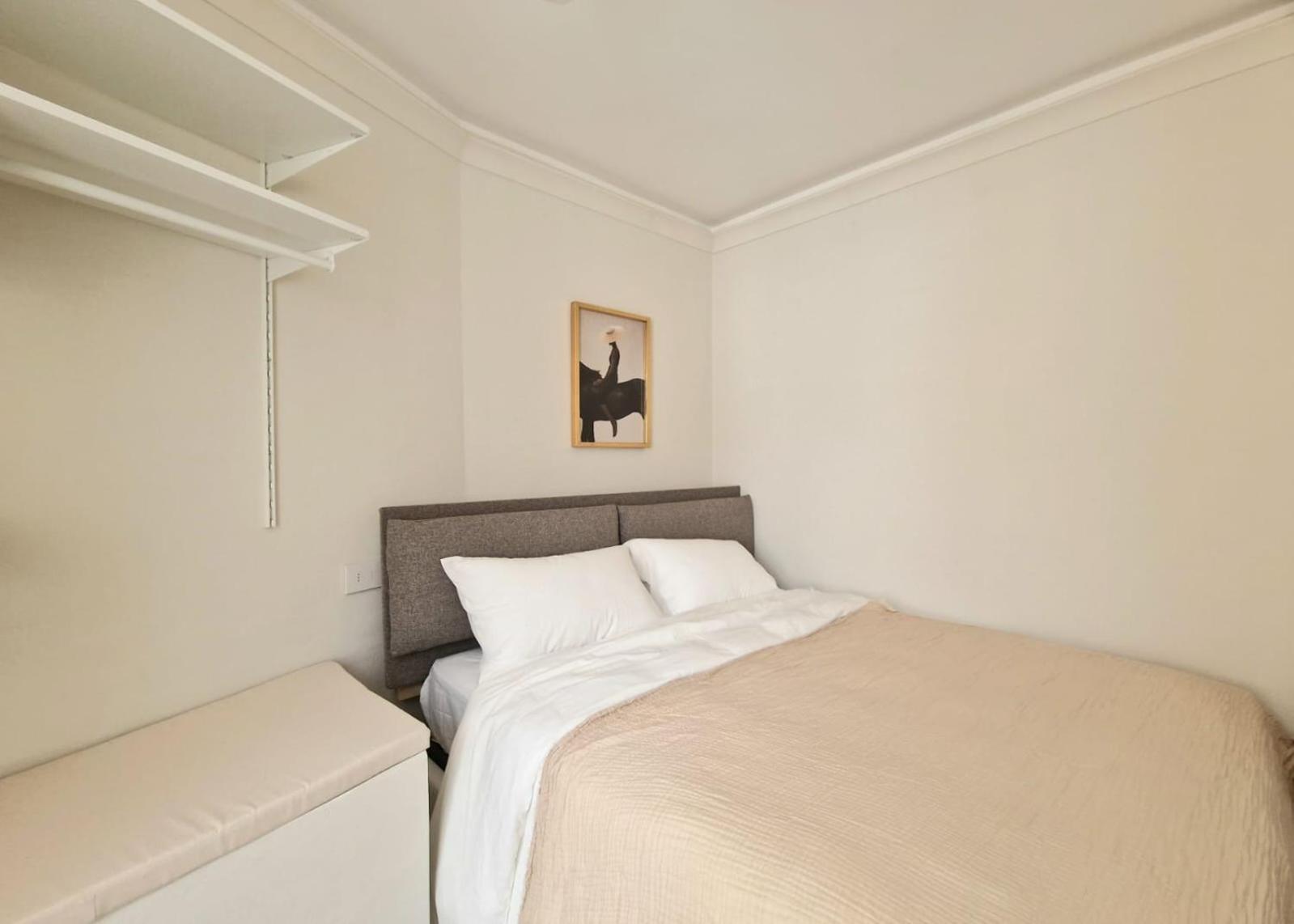 One-Bedroom Apartment photo 2