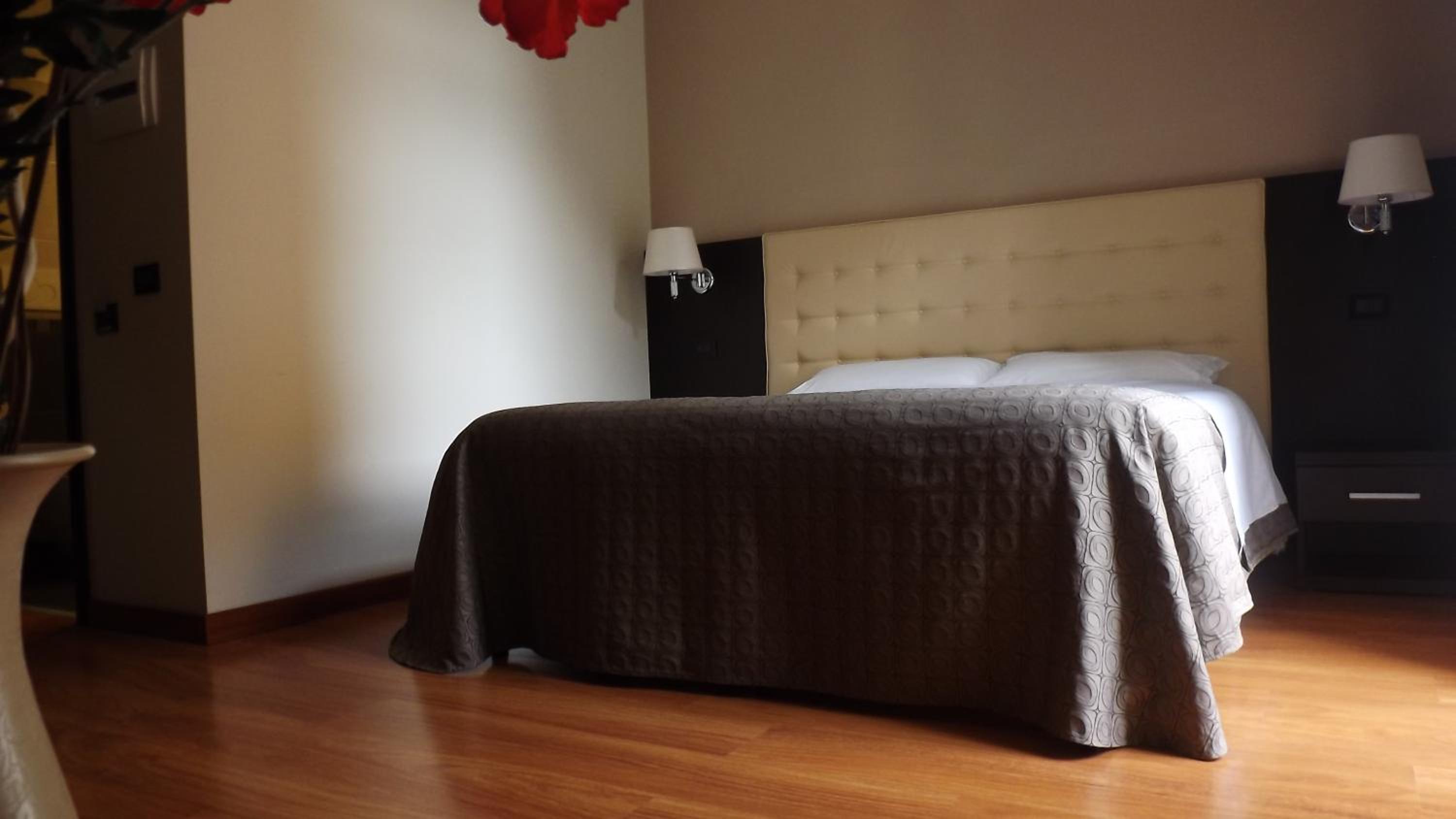 Superior Double Room thumbnail 5