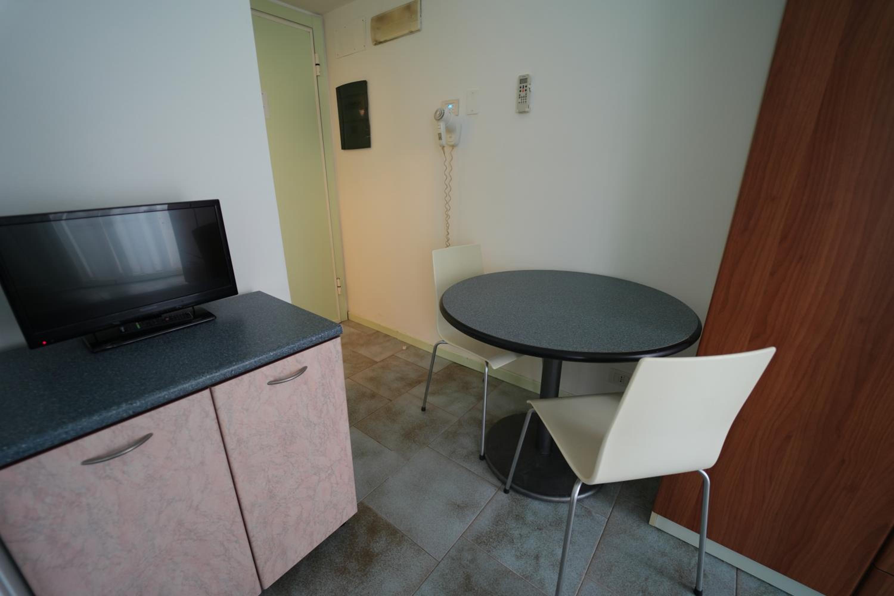 Studio with Balcony - Photo 2