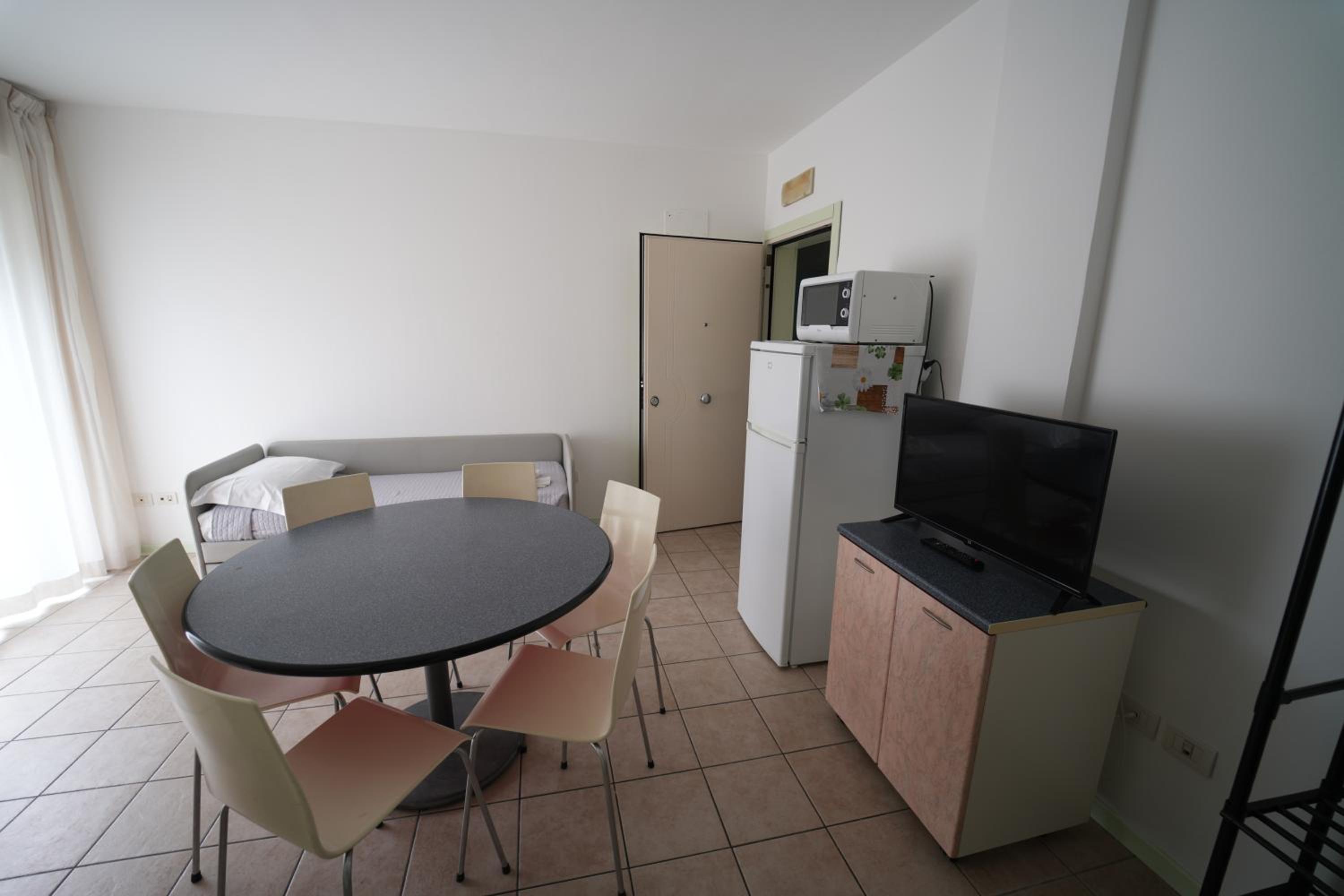 Two-Bedroom Apartment with Balcony - Photo 5