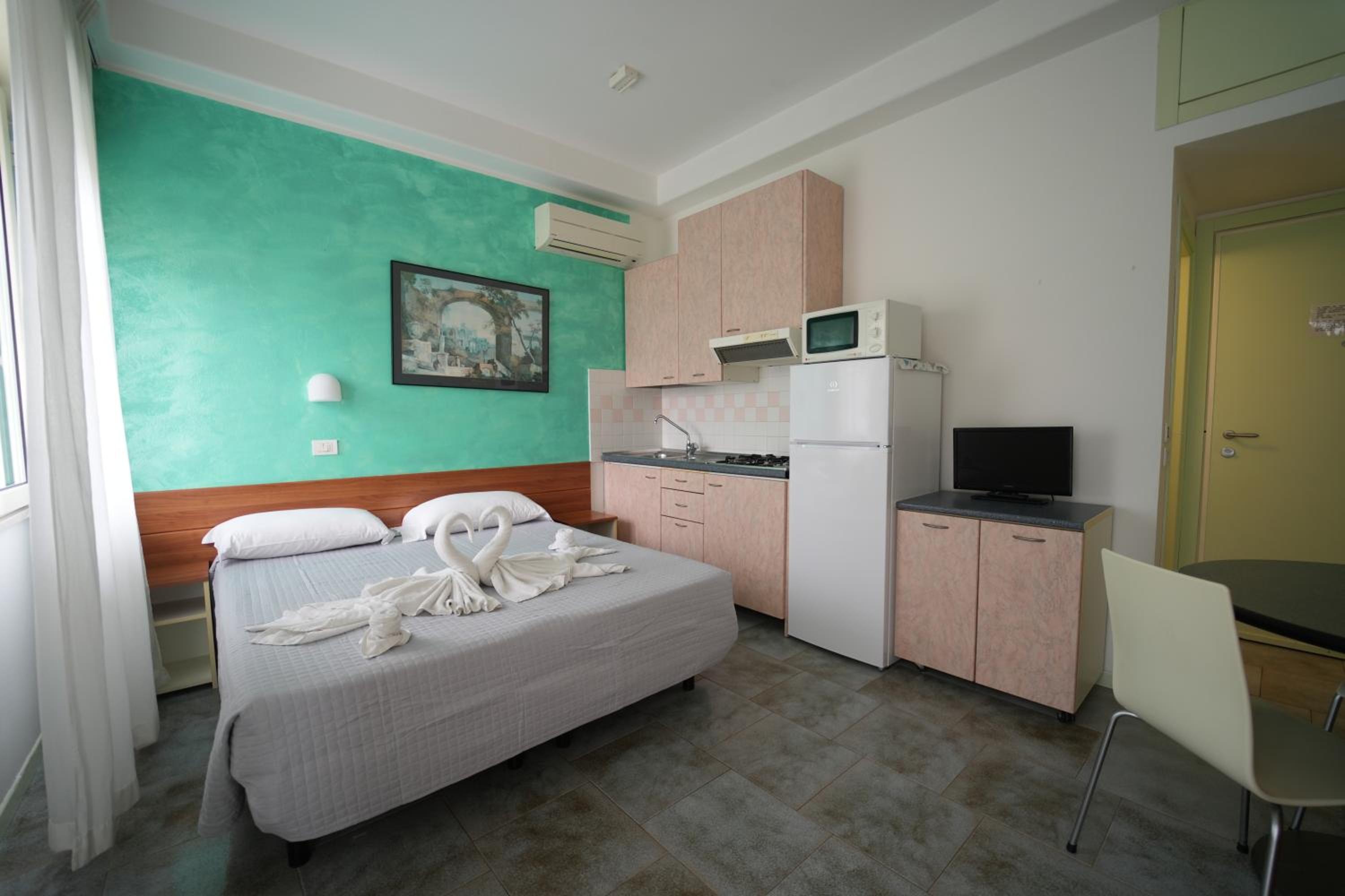 Studio with Balcony - Photo 8