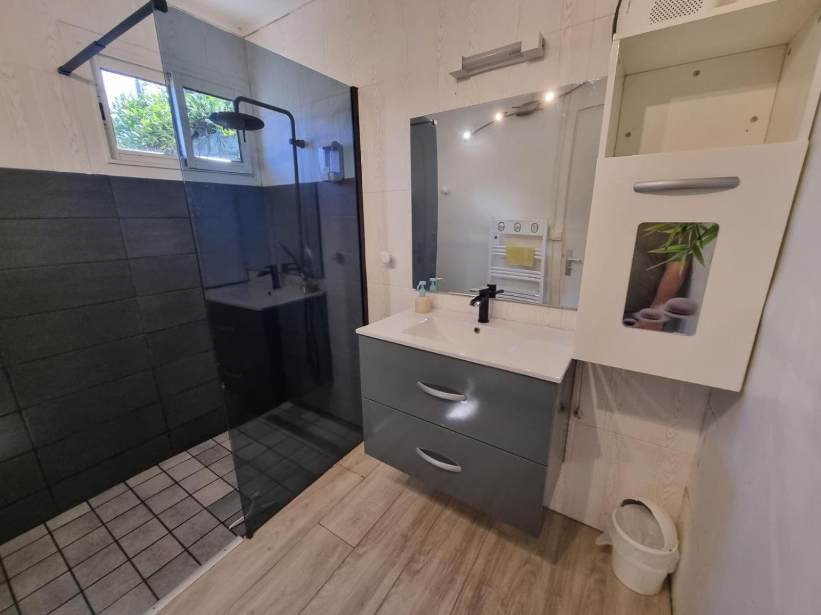 Deluxe Double Room with Shower photo 3