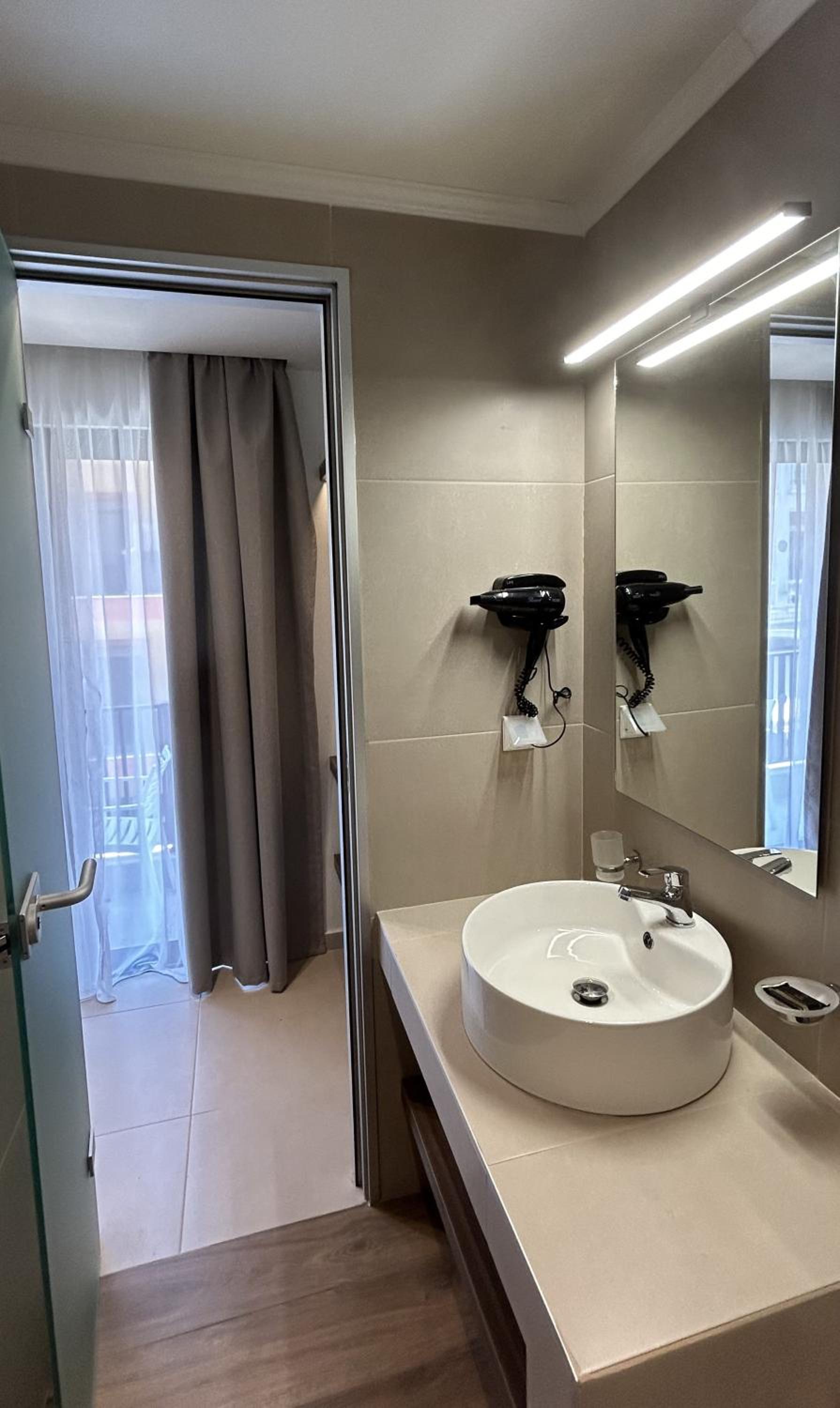 Standard Double Room - Photo 5
