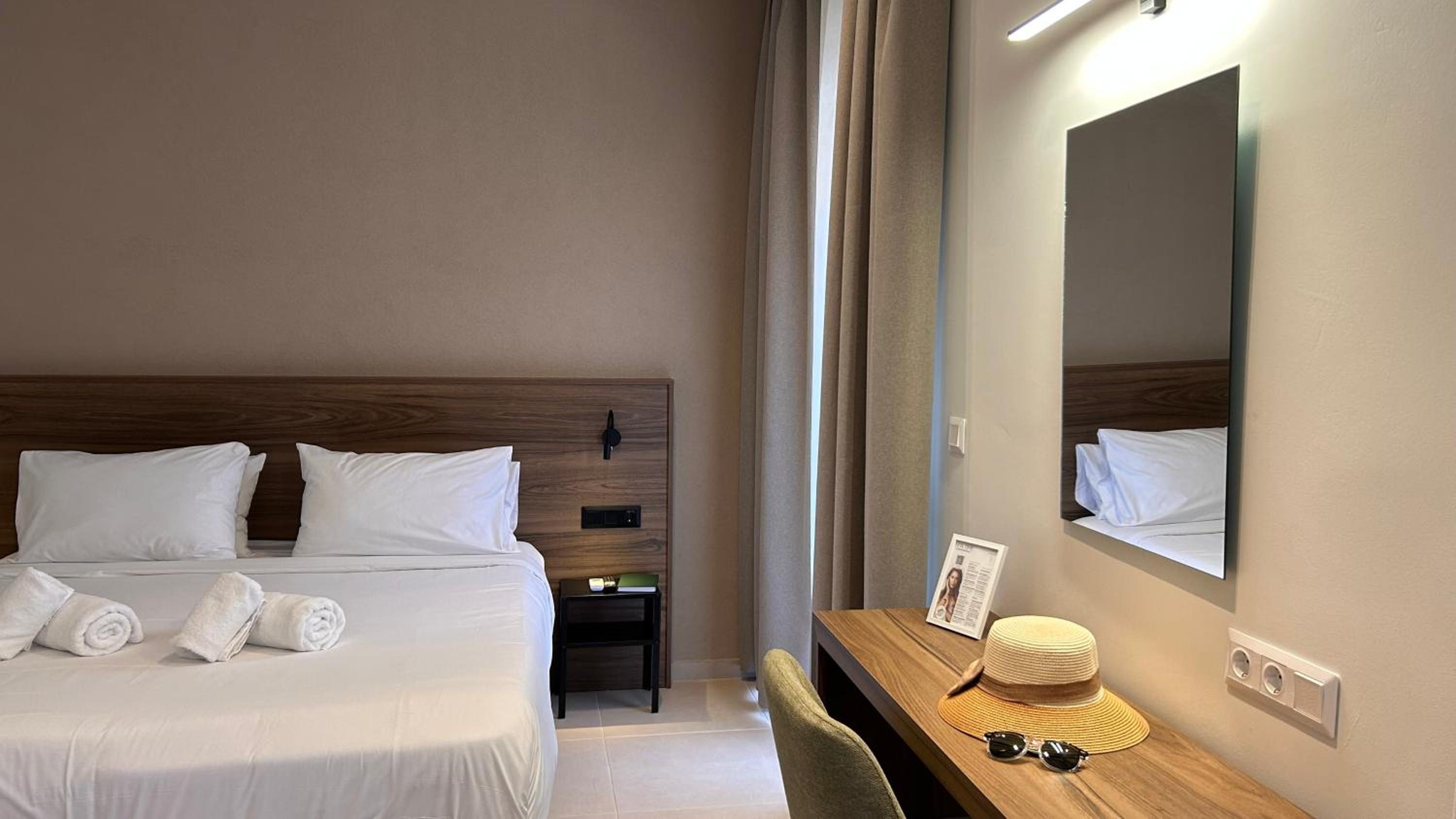 Standard Double Room - Photo 9