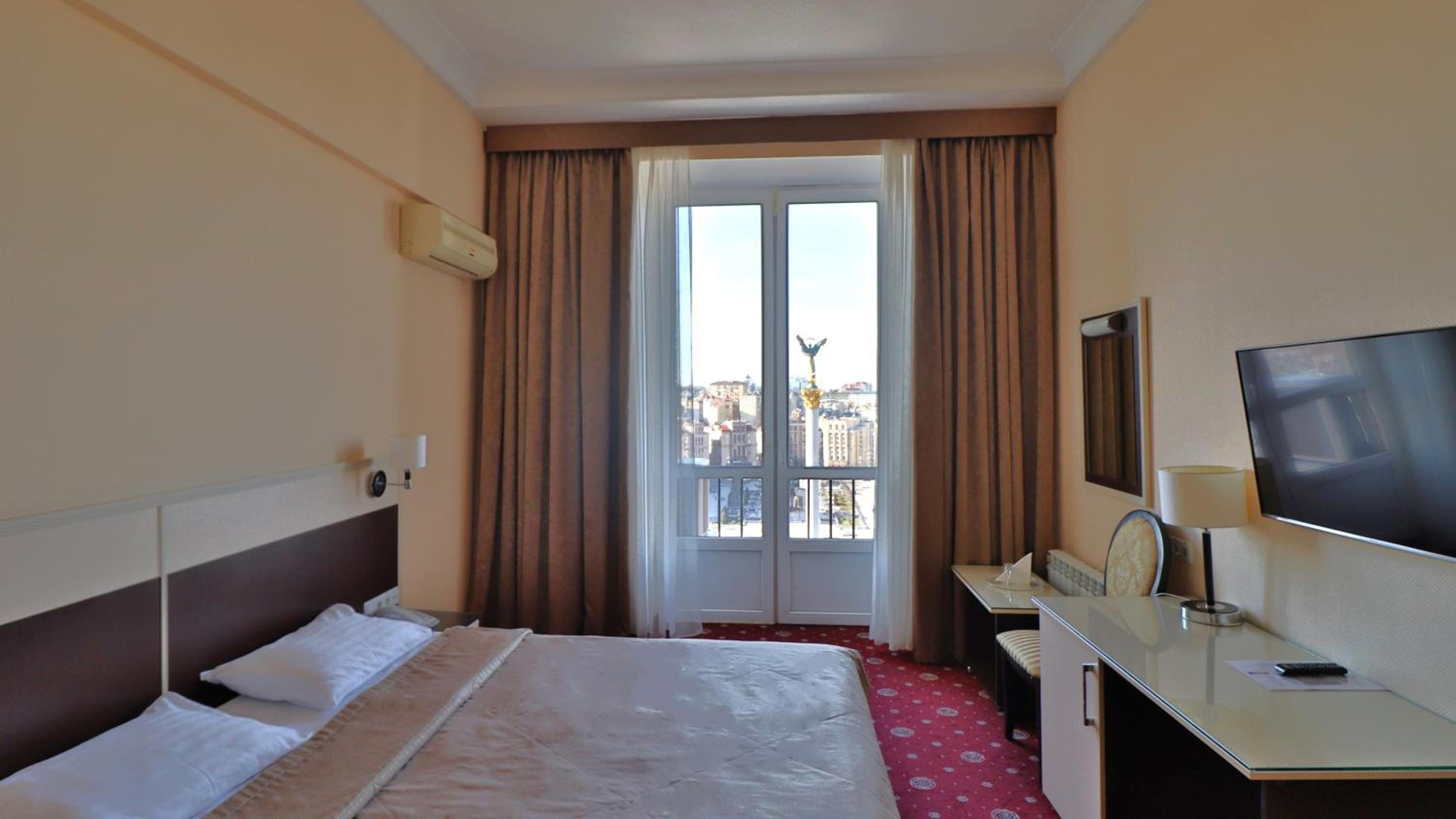 Double or Twin Room with City View photo 1