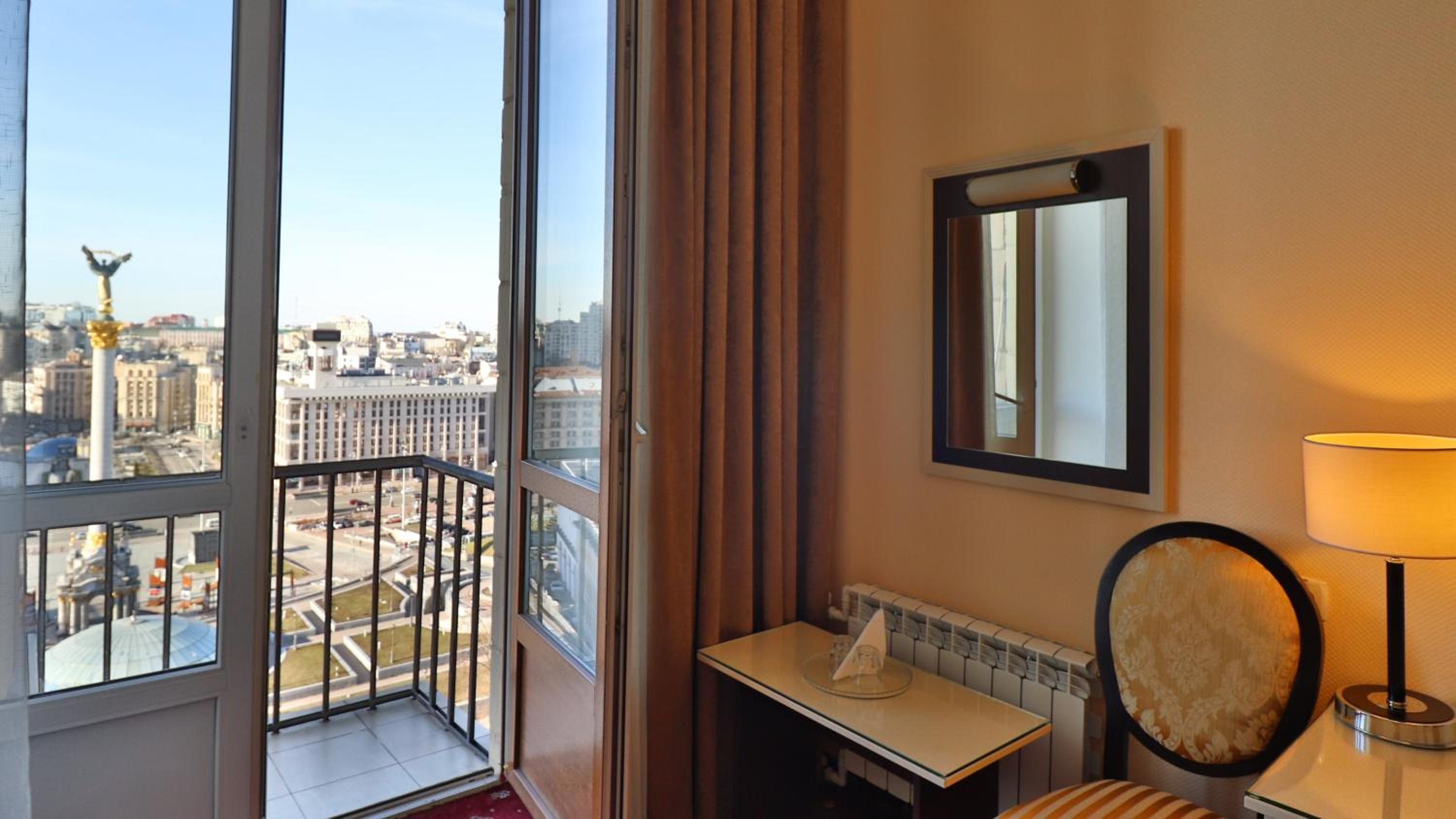 Double or Twin Room with City View photo 2