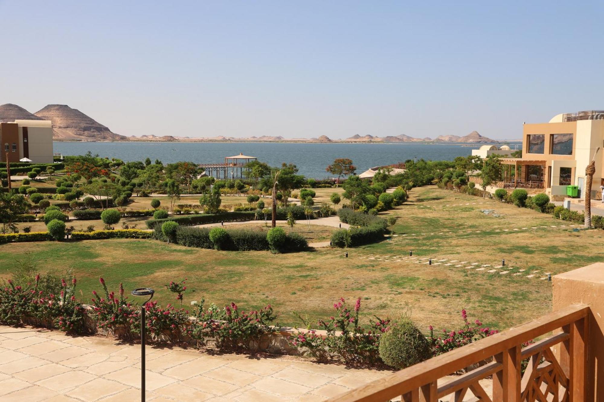 Three  Bedroom Suite Lake & Pool View - Photo 13