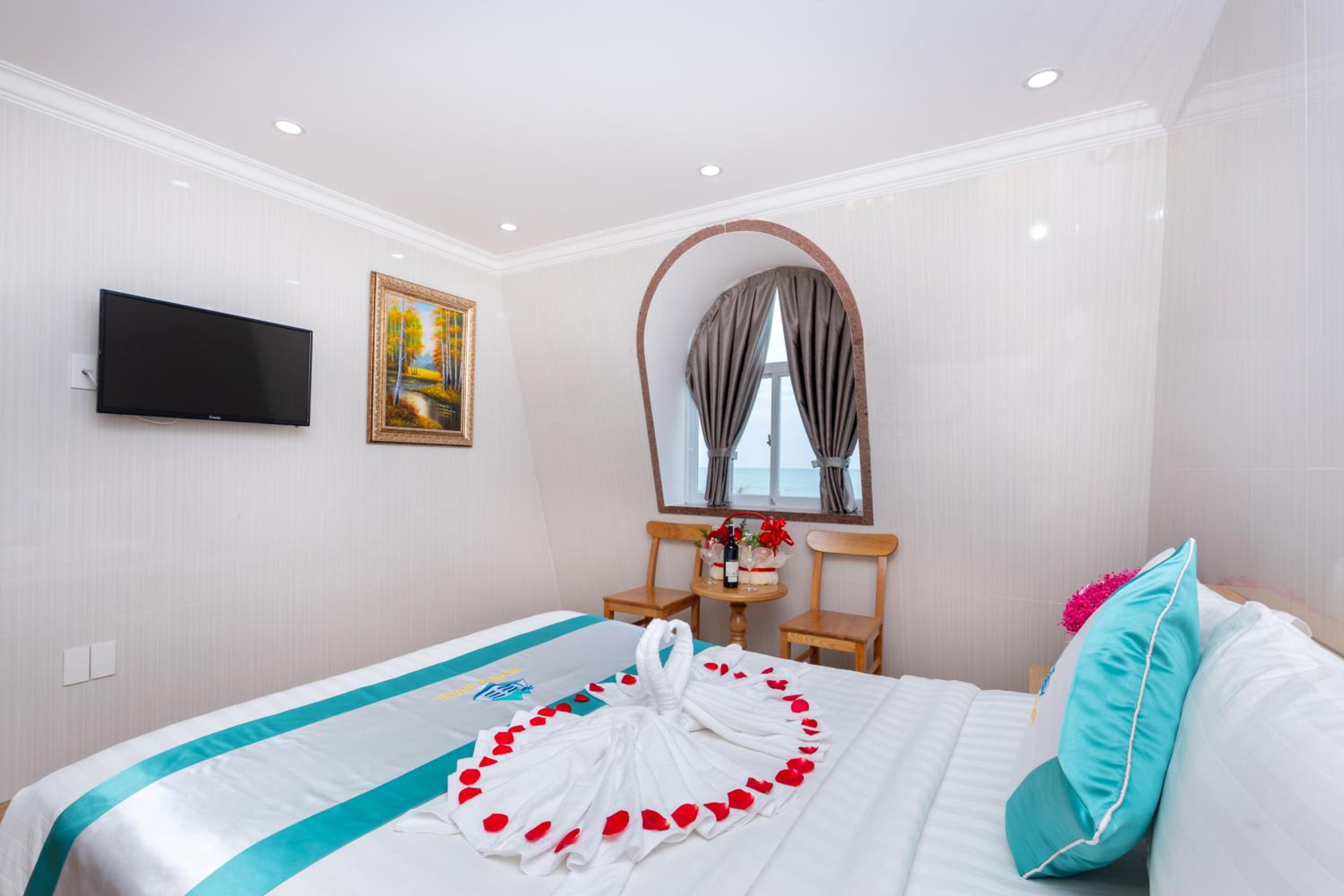 Deluxe Double Room with Side Sea View photo 1