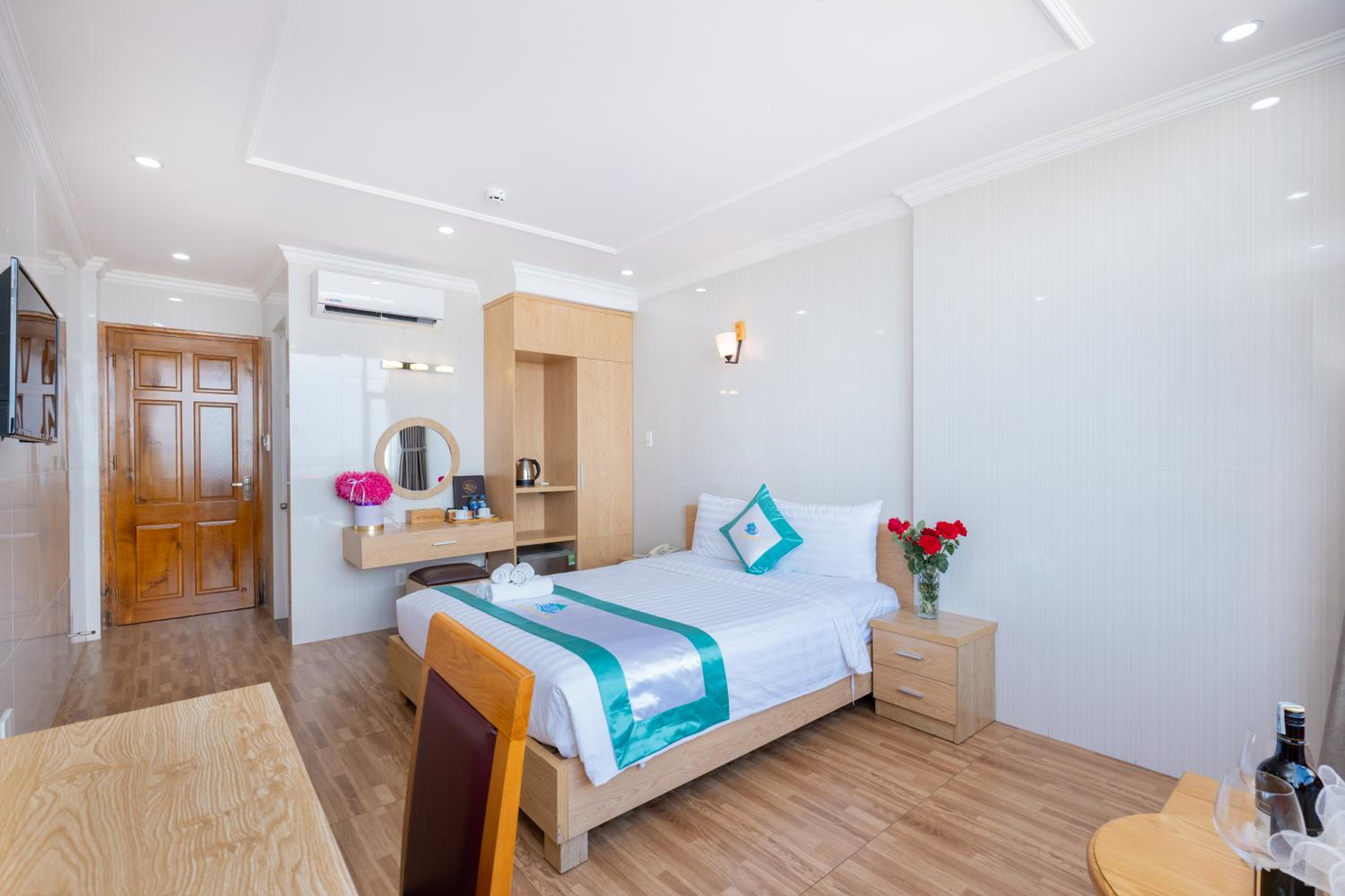 Large Double Room - Photo 8