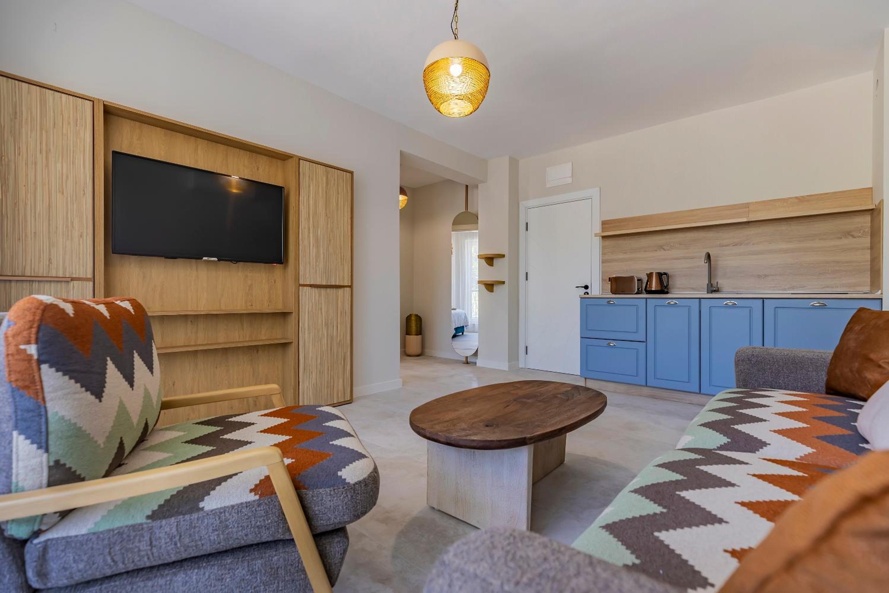 One-Bedroom Apartment with City View photo 2