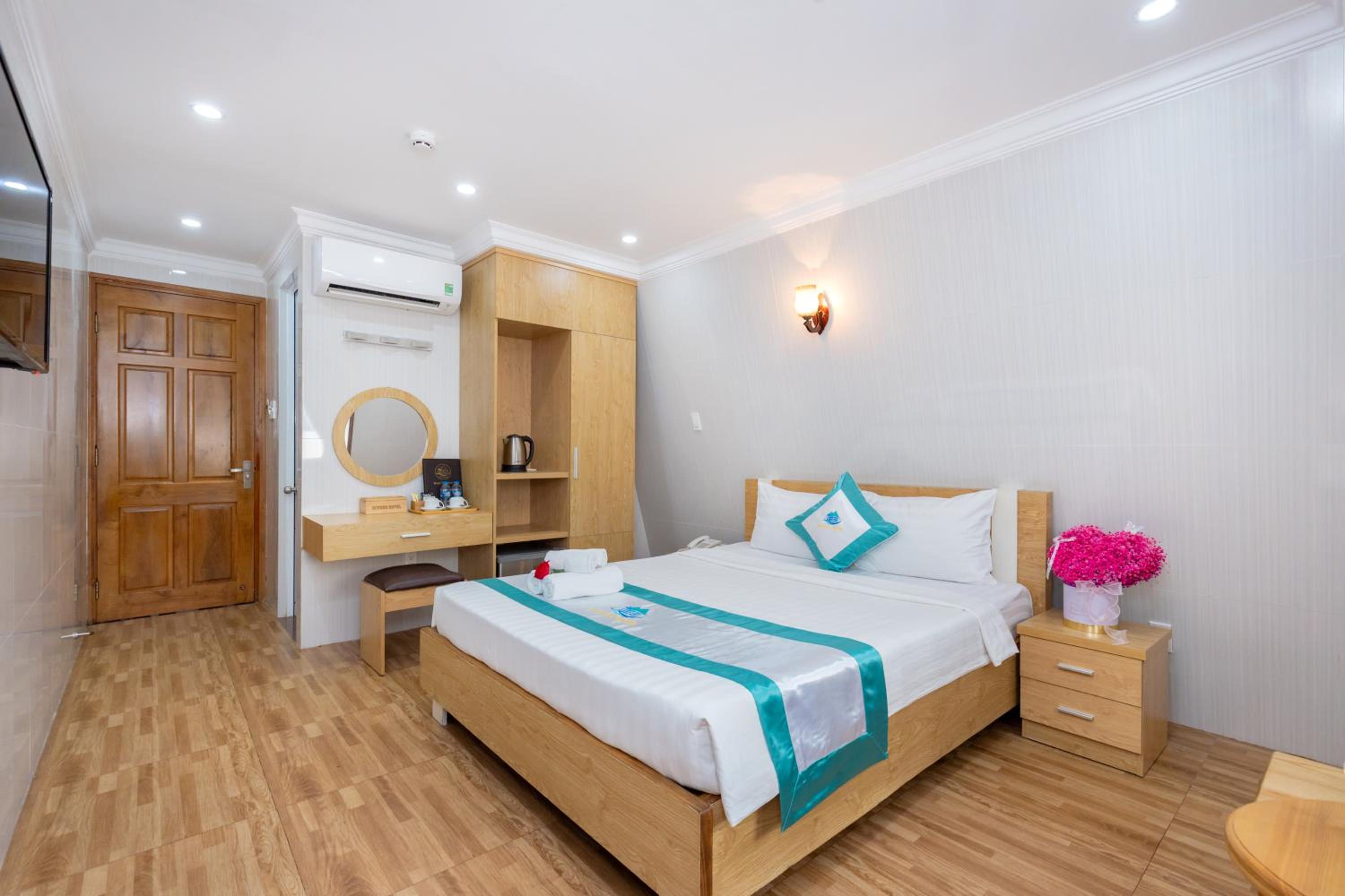 Large Double Room - Photo 3