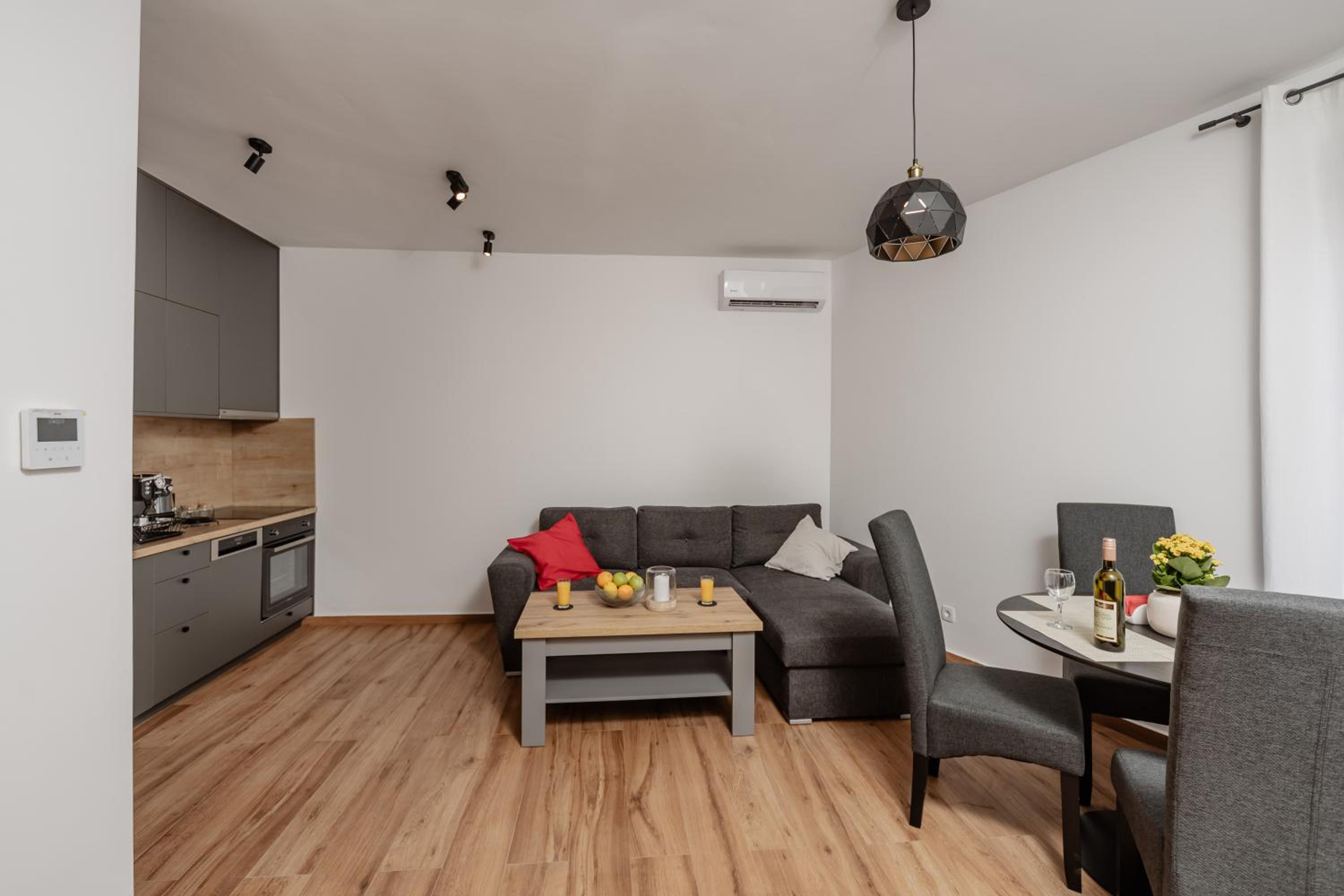 One-Bedroom Apartment with Balcony and Sea View photo 1