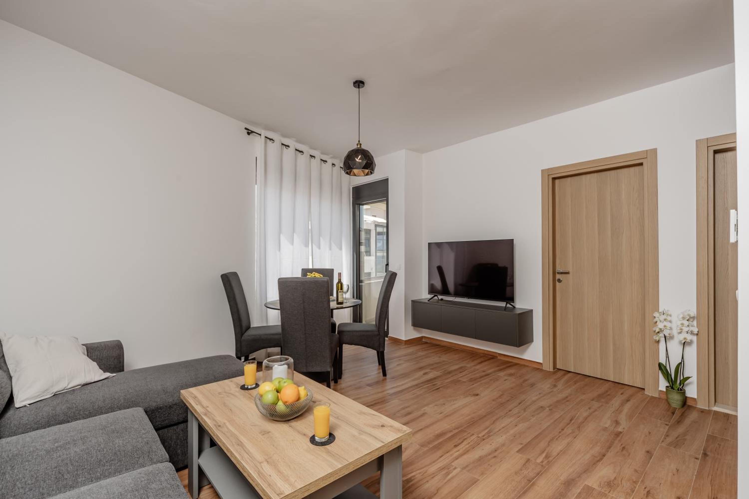 One-Bedroom Apartment with Balcony and Sea View photo 2