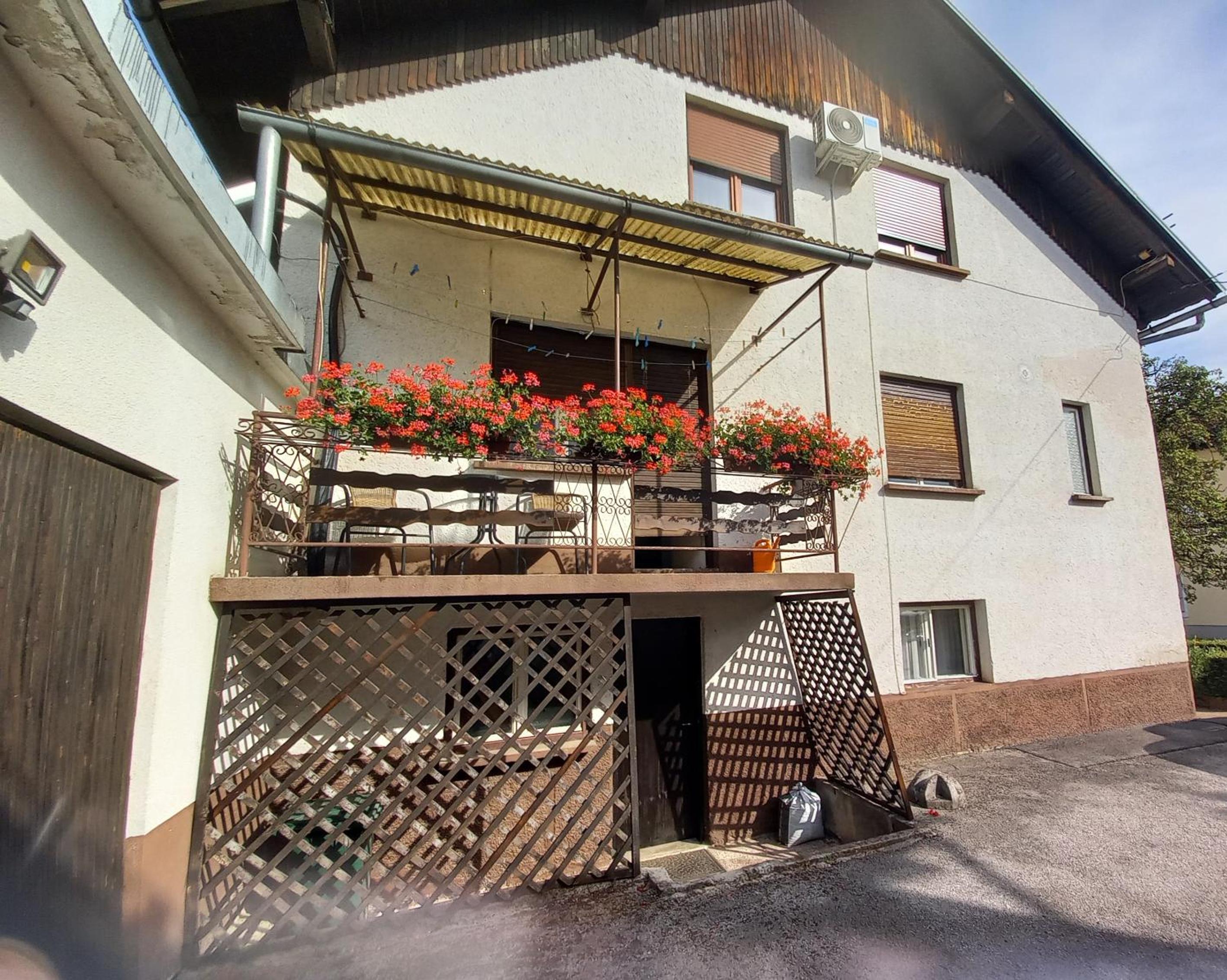 Studio Apartment with Balcony - Photo 2