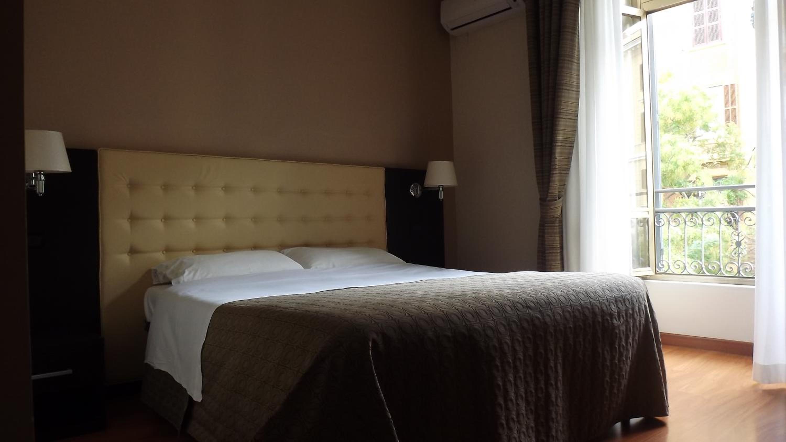 Superior Double Room thumbnail 6