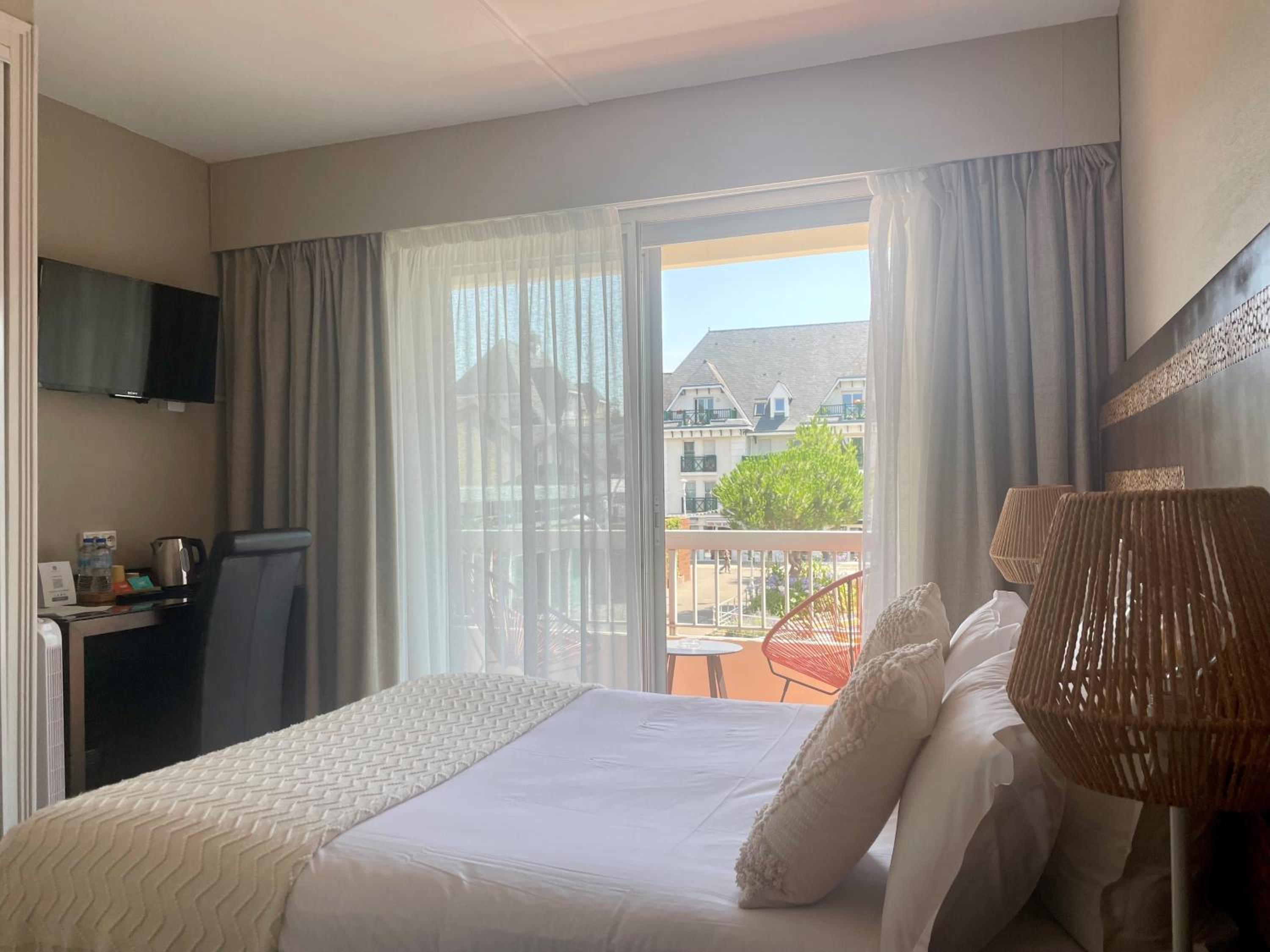 Cozy Room with Terrace - Photo 11