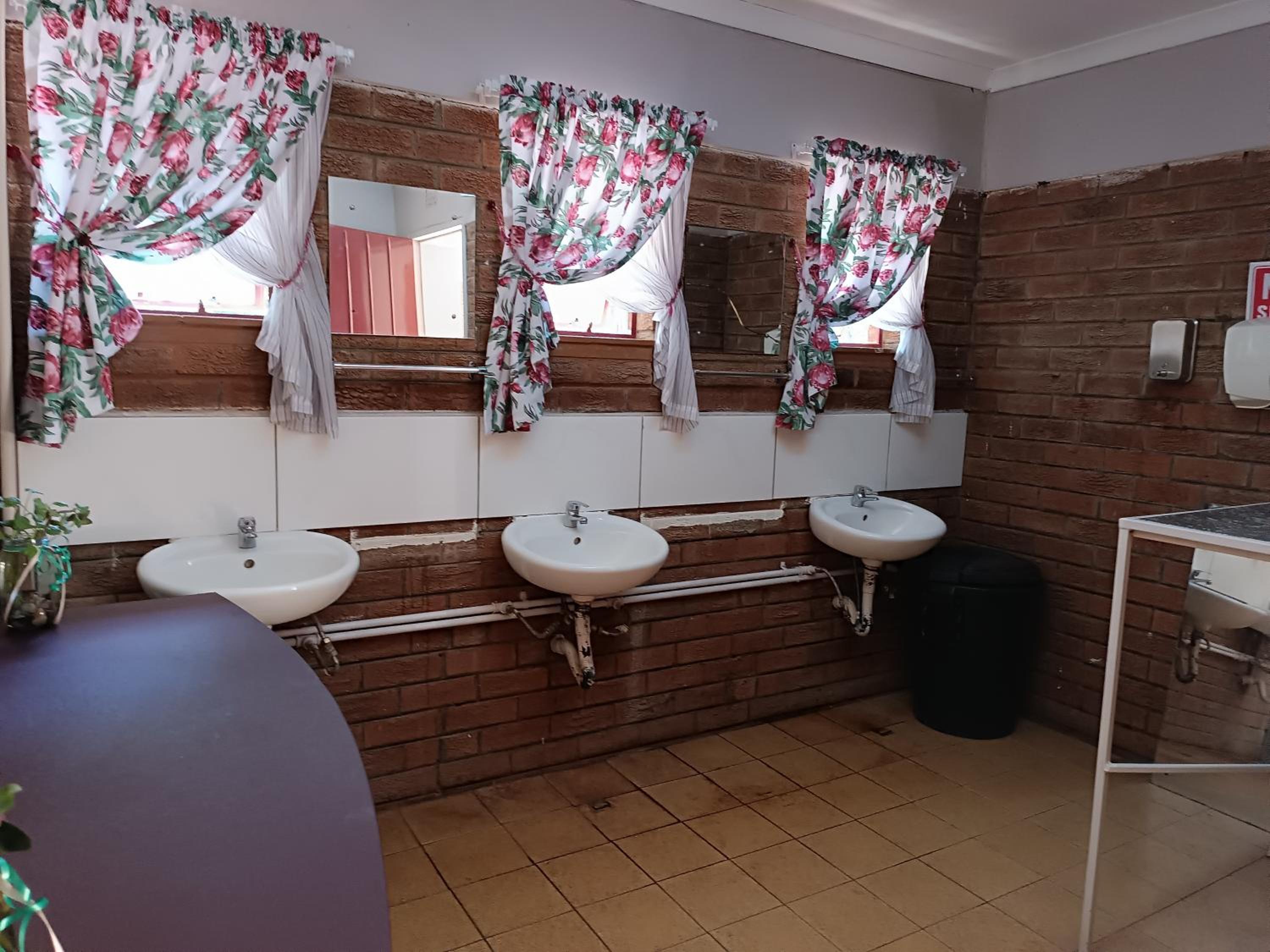Standard Twin Room with Shared Bathroom photo 2