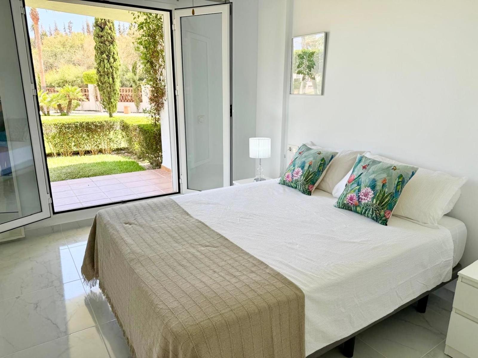 Apartamento de Dos Dormitorios con Vista al Jardín