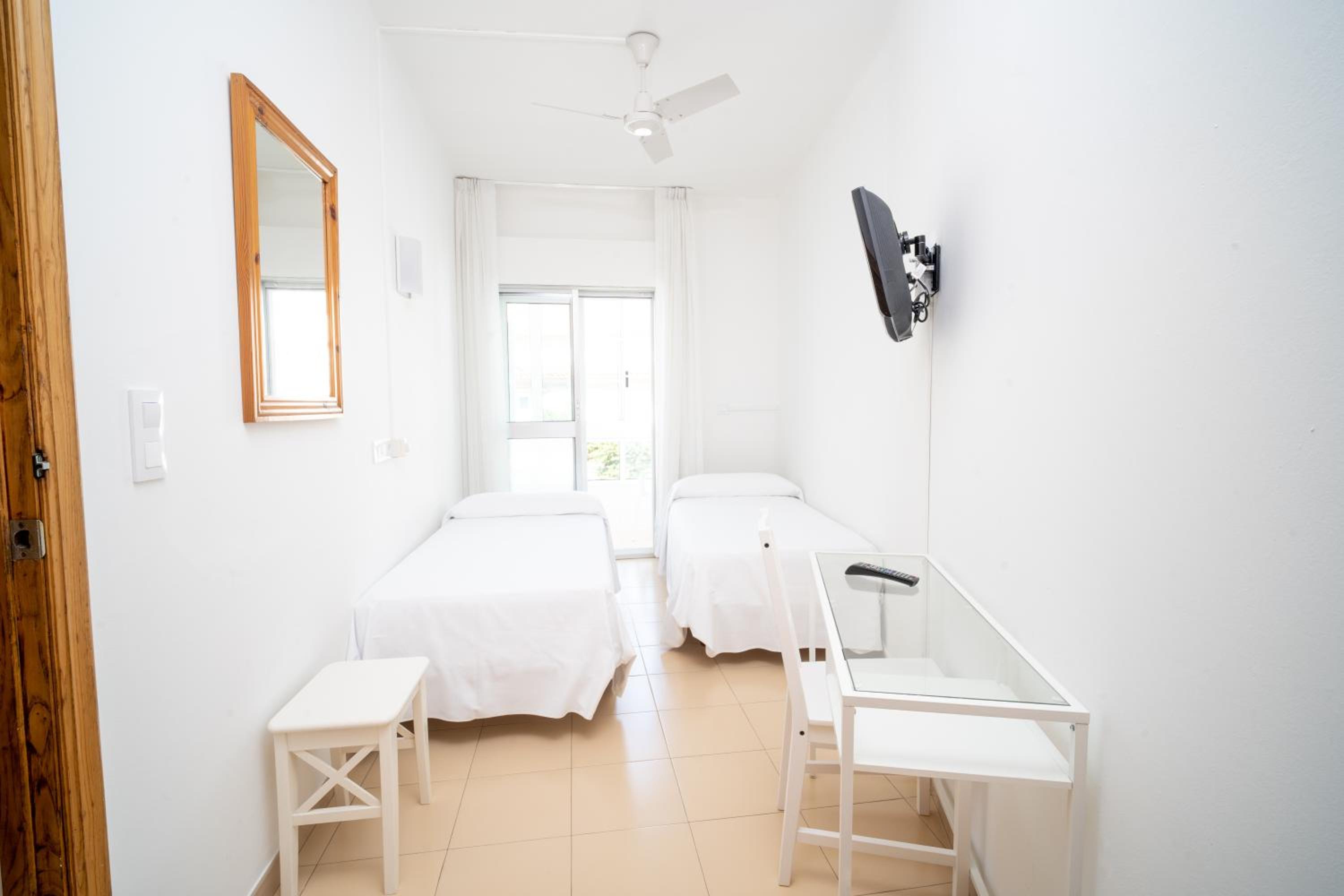 Family Room (3 Adults + 1 Child)