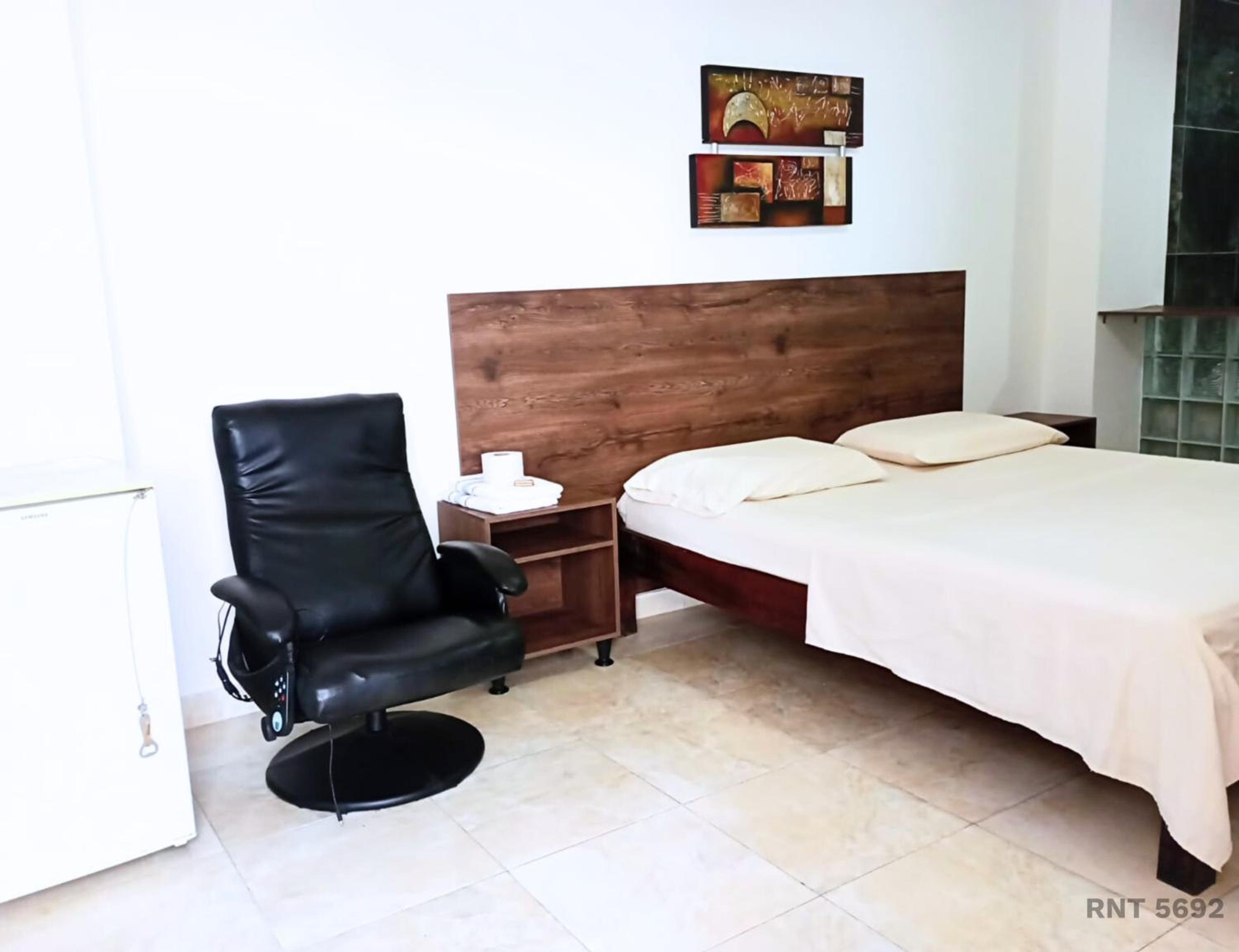 Deluxe Double Room with Bath photo 2