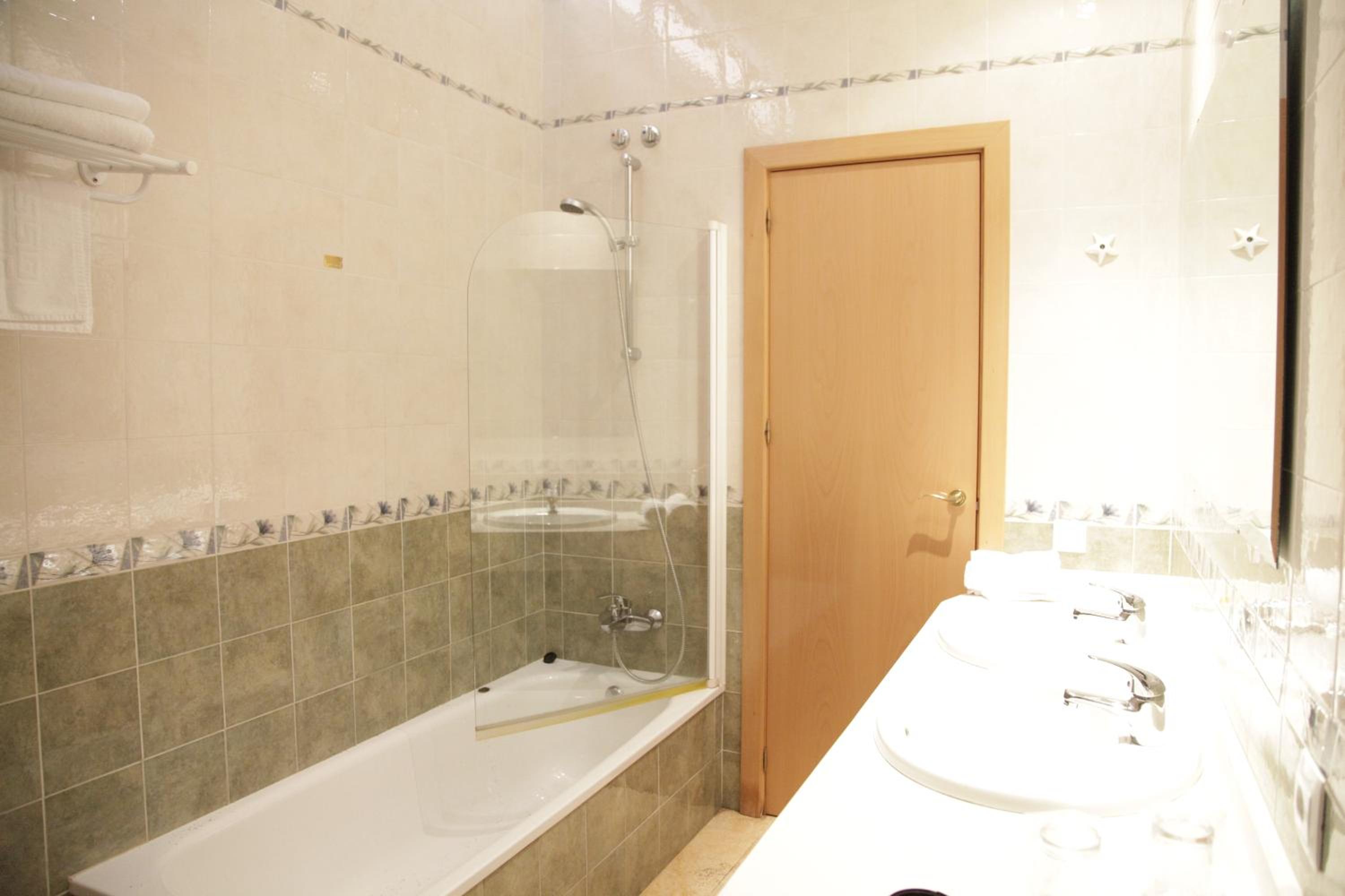 Double or Twin Room (1 Adult) - Photo 11