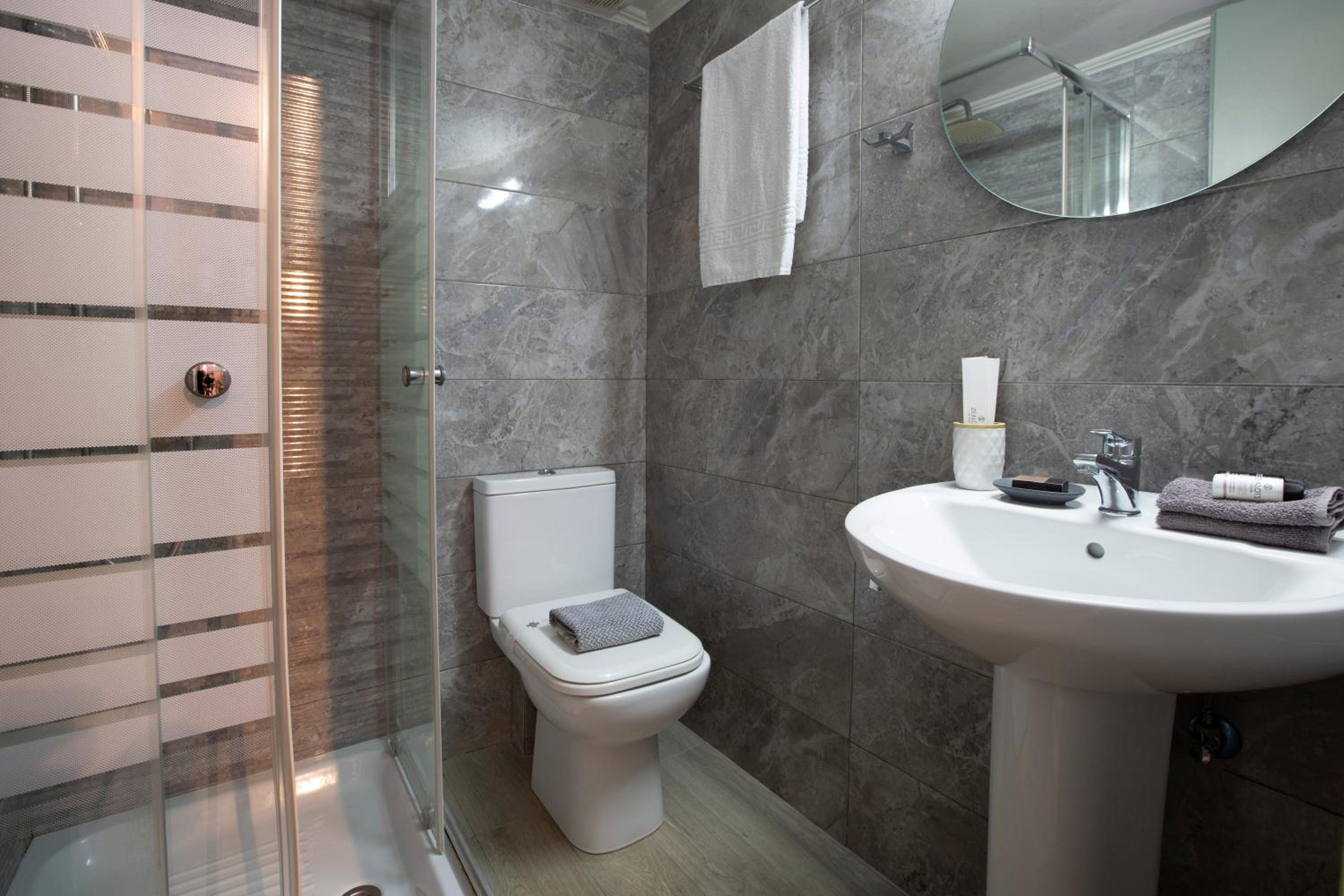 Superior Quadruple Room - Photo 8