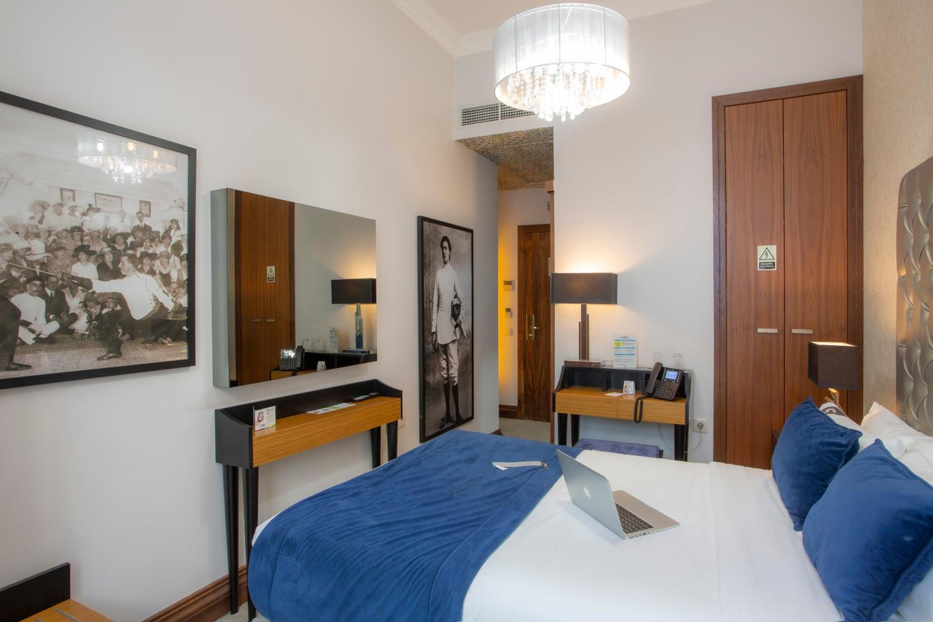 Budget Double Room - Photo 8