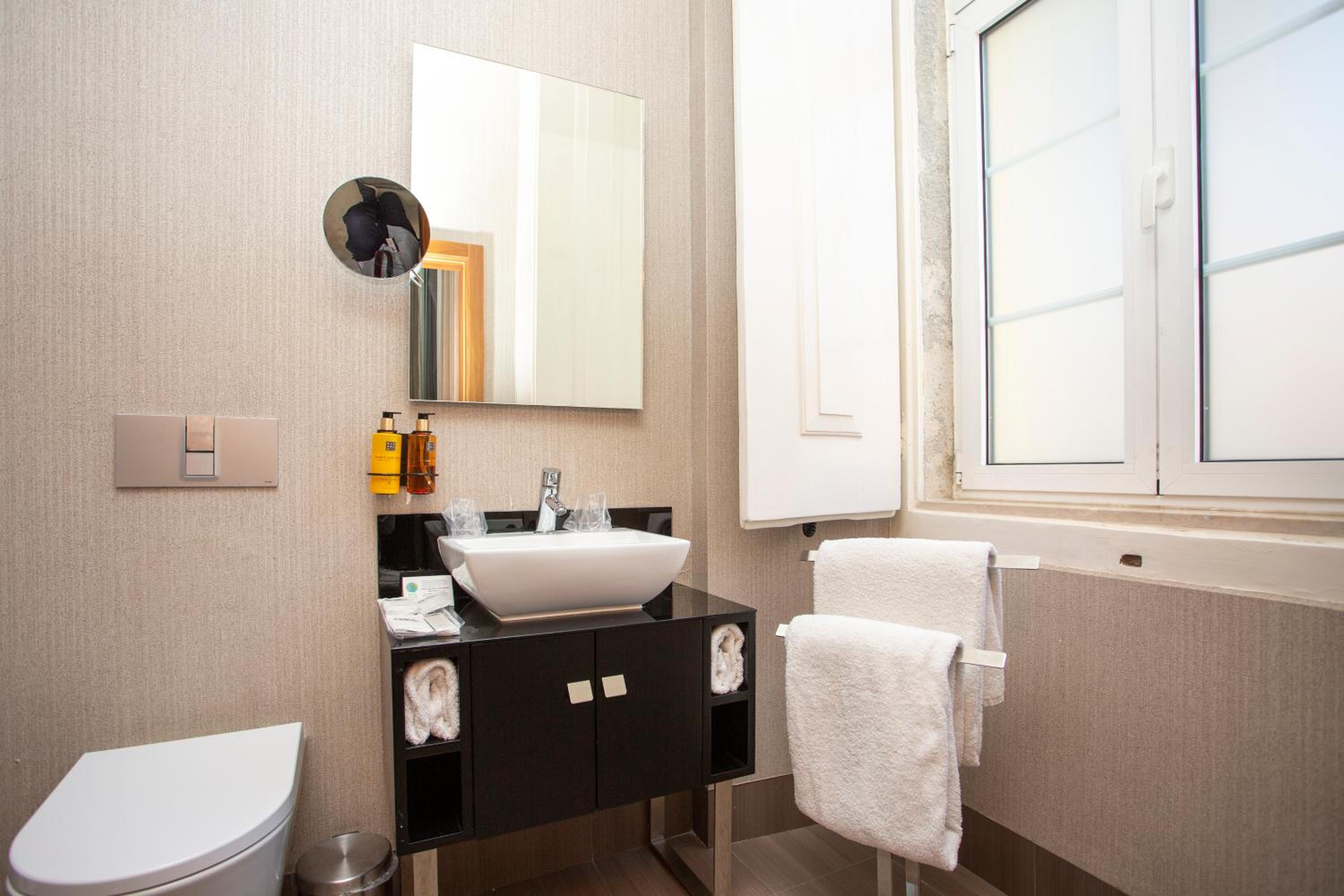 Budget Double Room - Photo 18