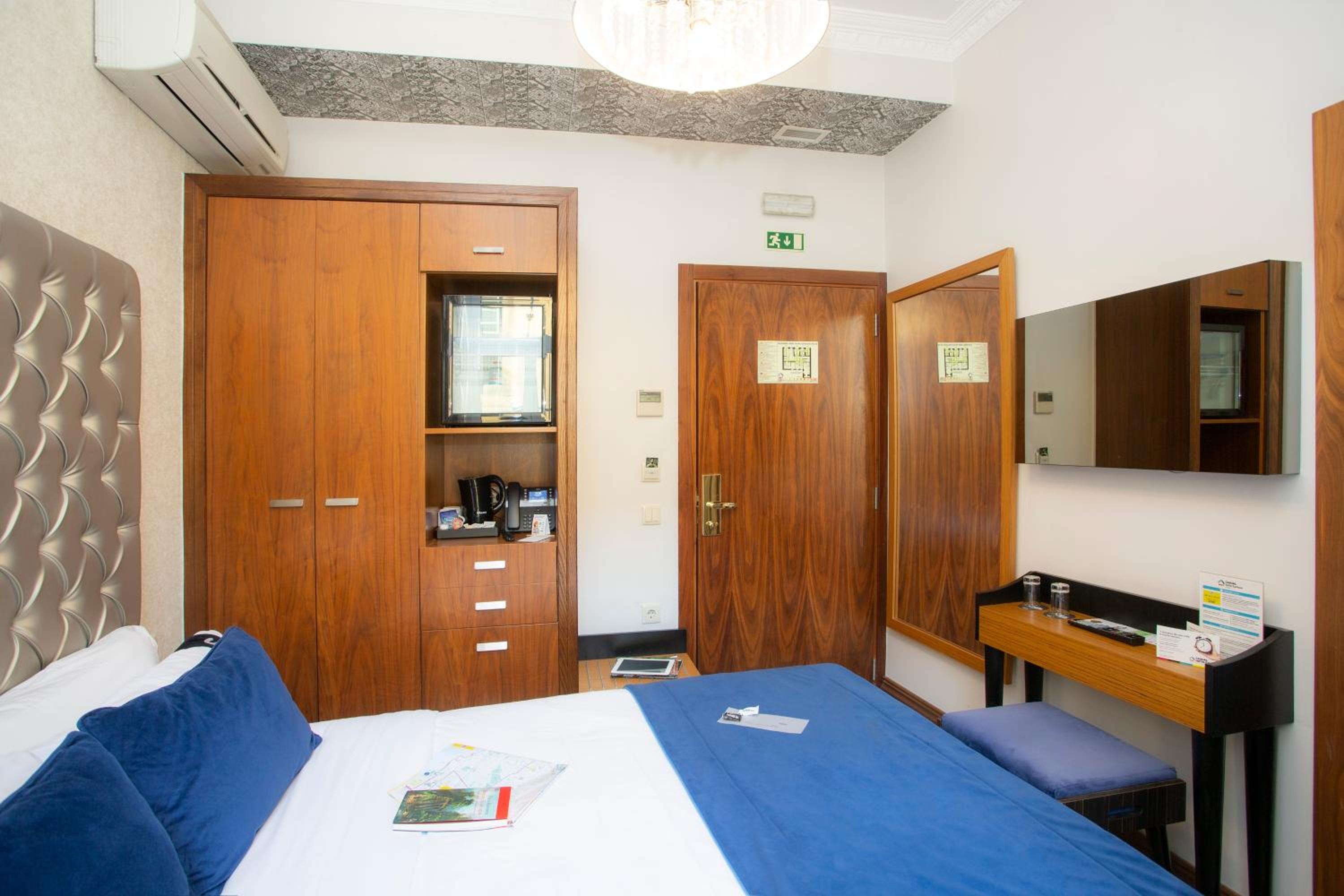 Budget Double Room - Photo 19