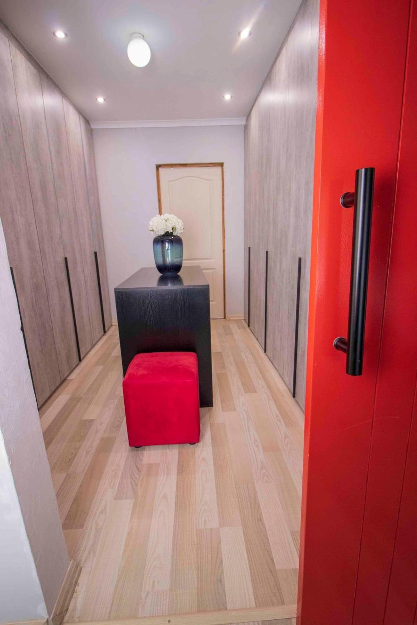 Three-Bedroom Apartment photo 2