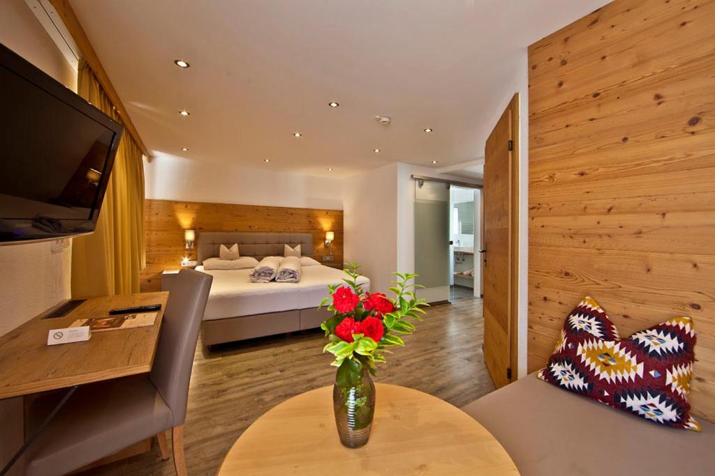 Superior Double Room with Balcony - Photo 1
