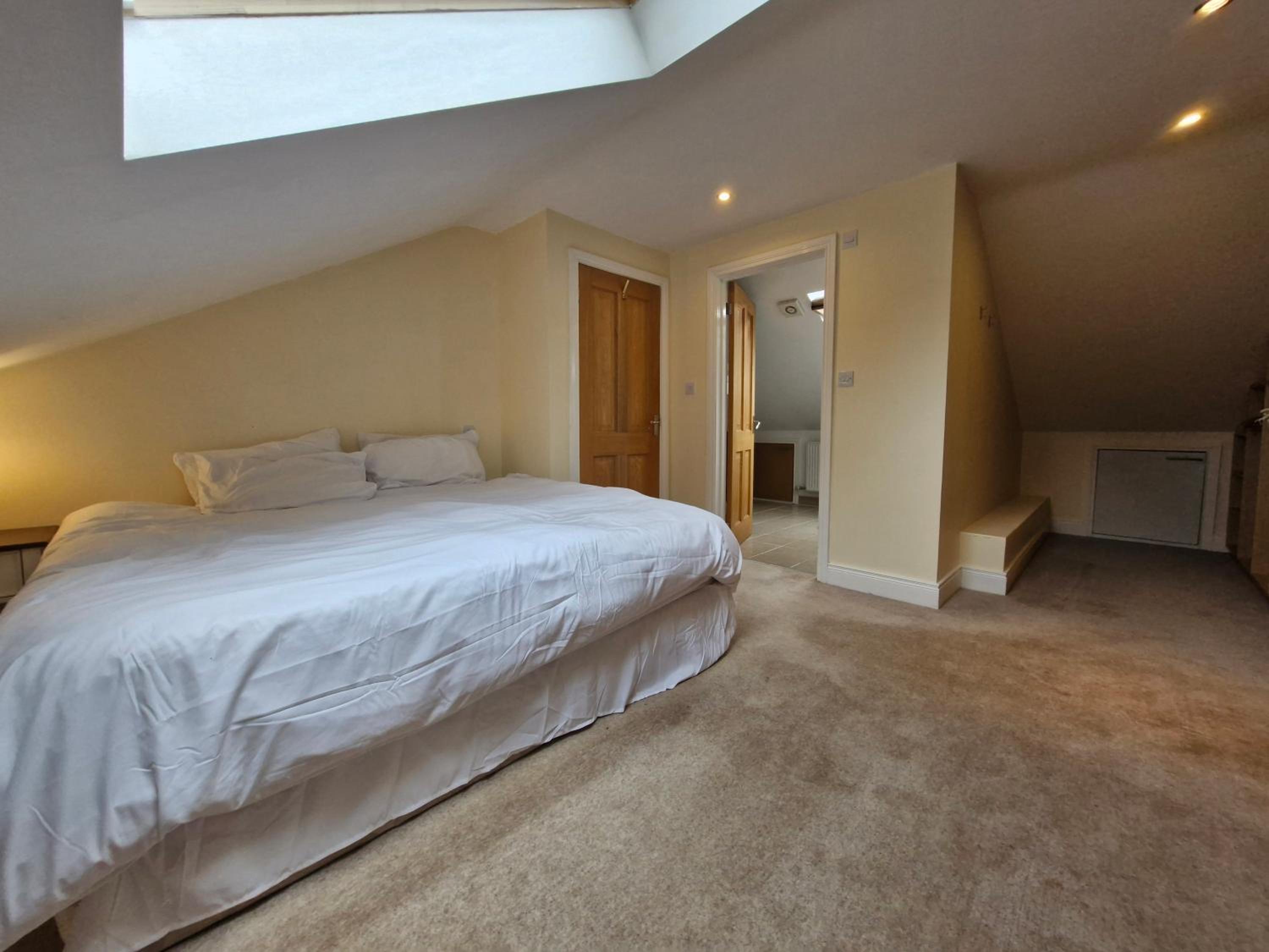 Five-Bedroom House photo 3