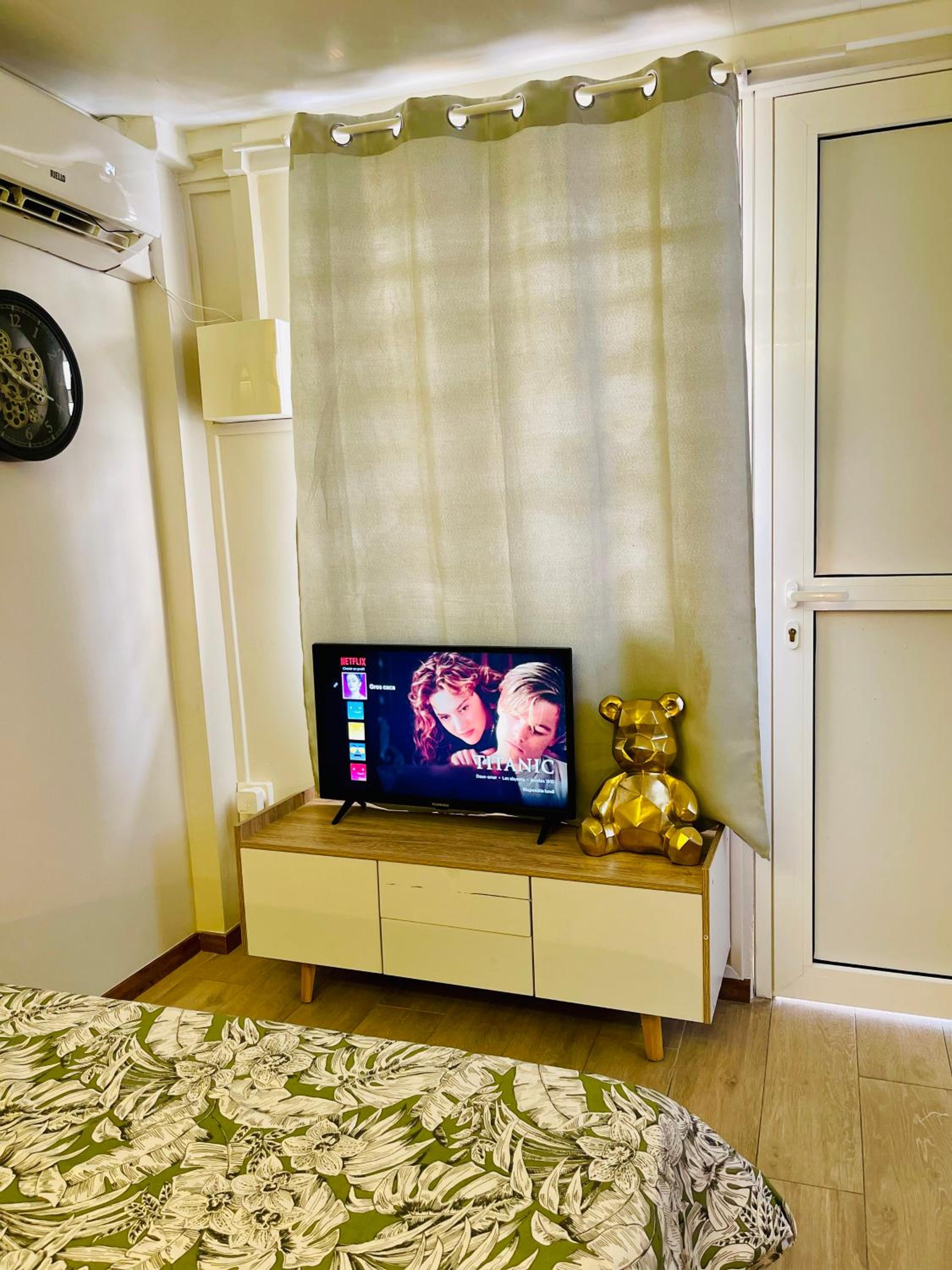 One-Bedroom Apartment photo 2