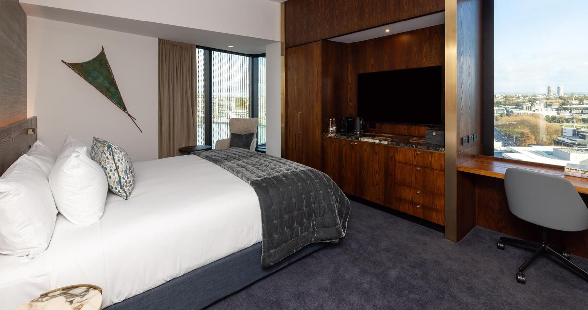 Vantage King Room - Photo 5