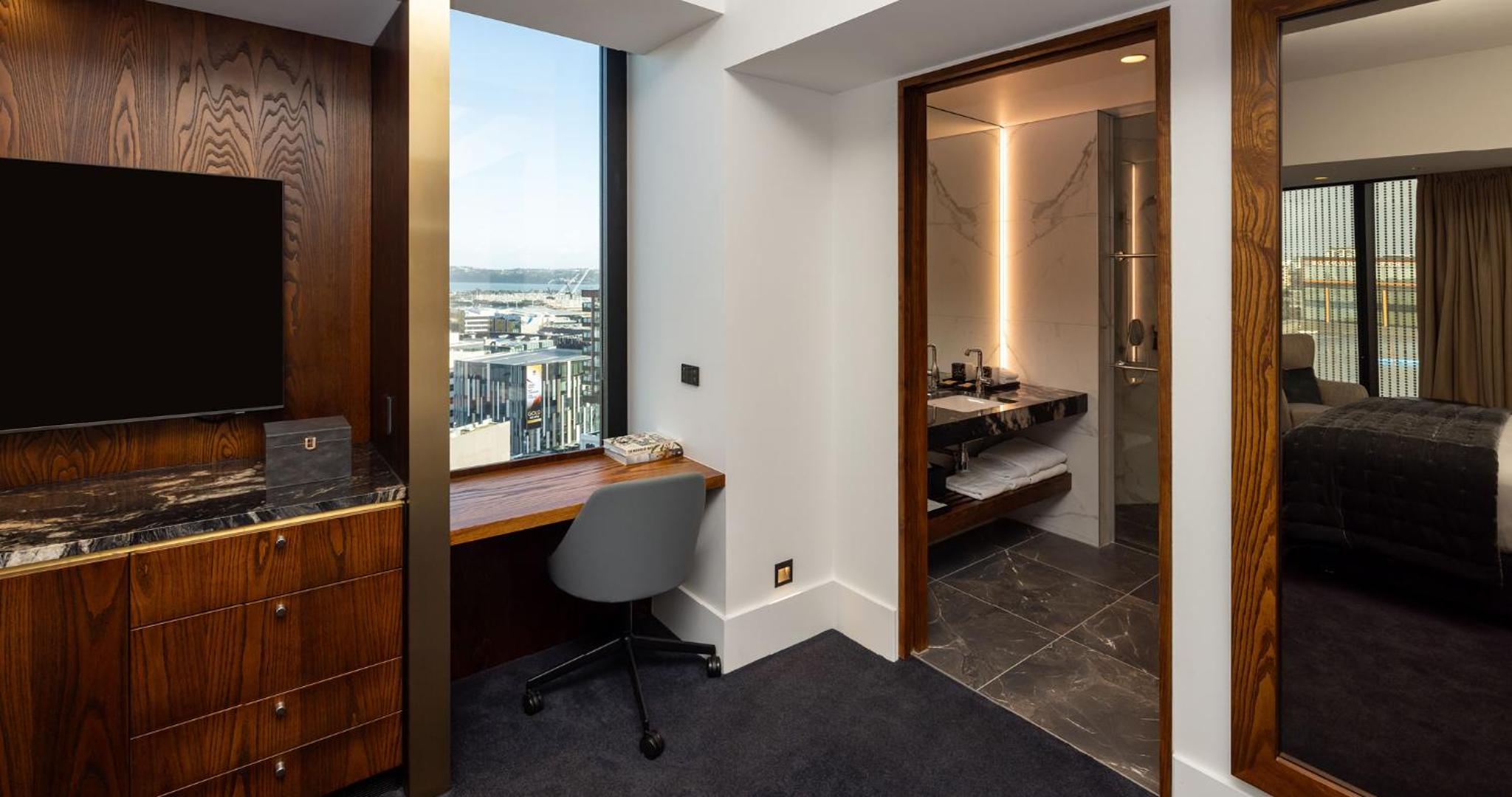 Vantage King Room - Photo 6