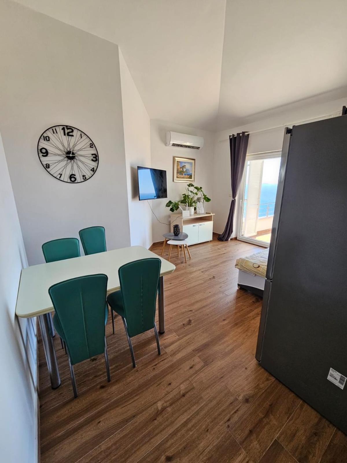 One-Bedroom Apartment with Terrace and Sea View - Photo 1