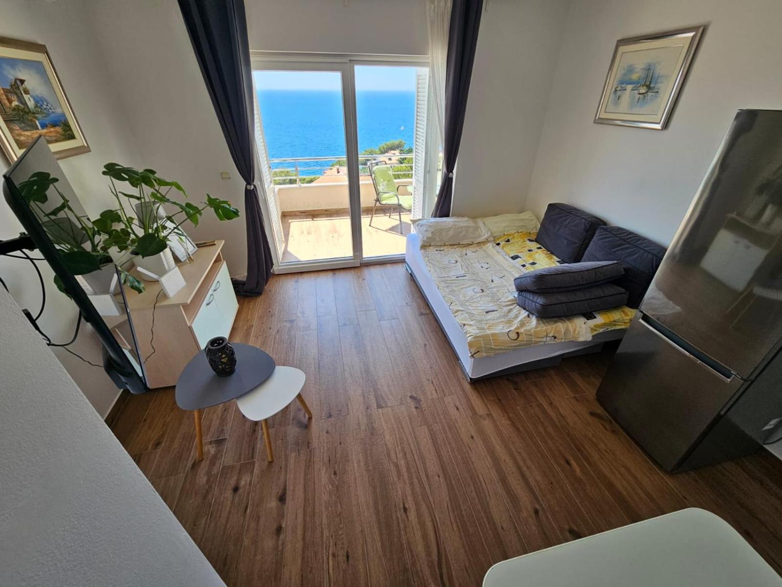 One-Bedroom Apartment with Terrace and Sea View - Photo 20