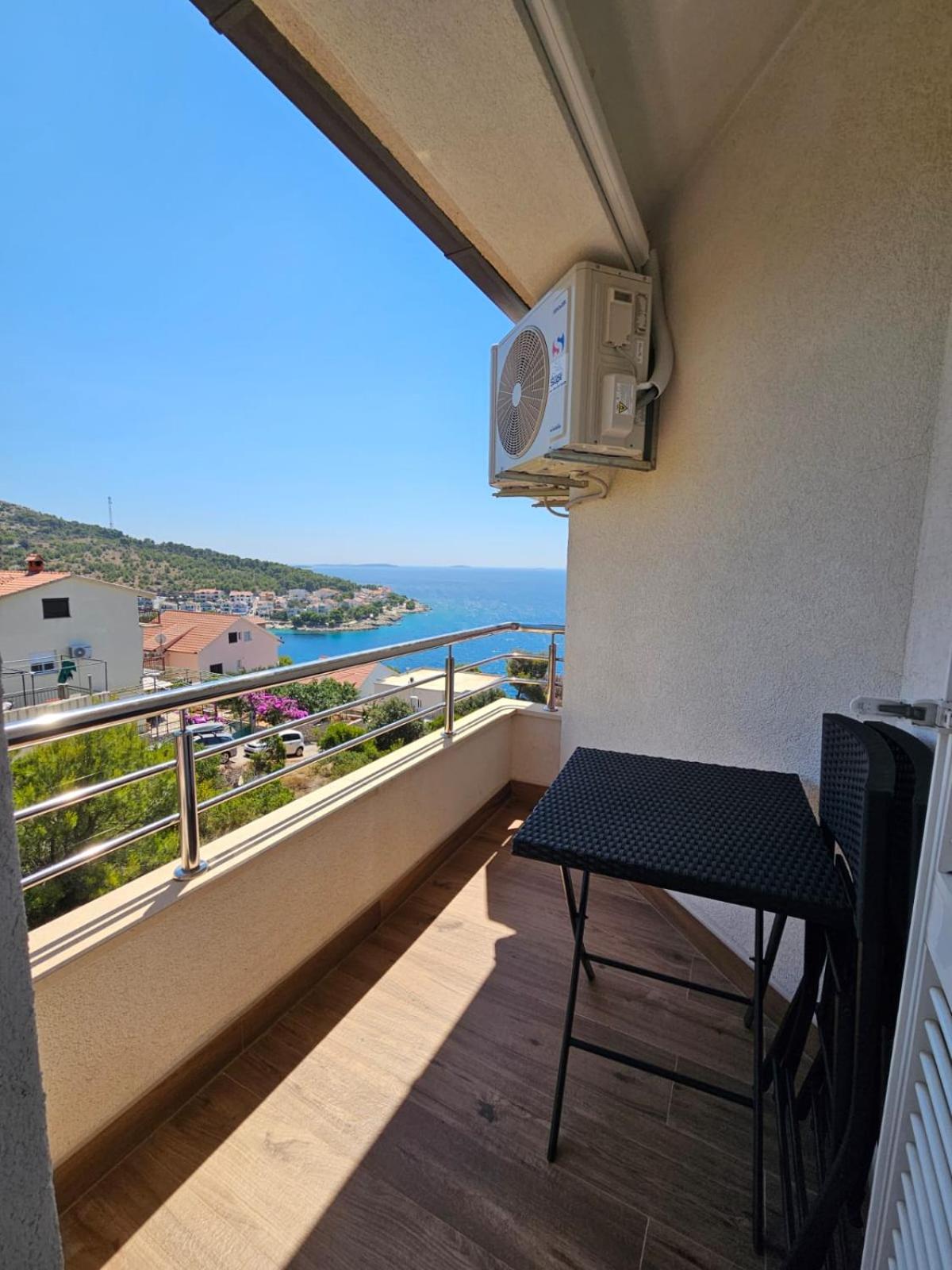 One-Bedroom Apartment with Terrace and Sea View - Photo 17